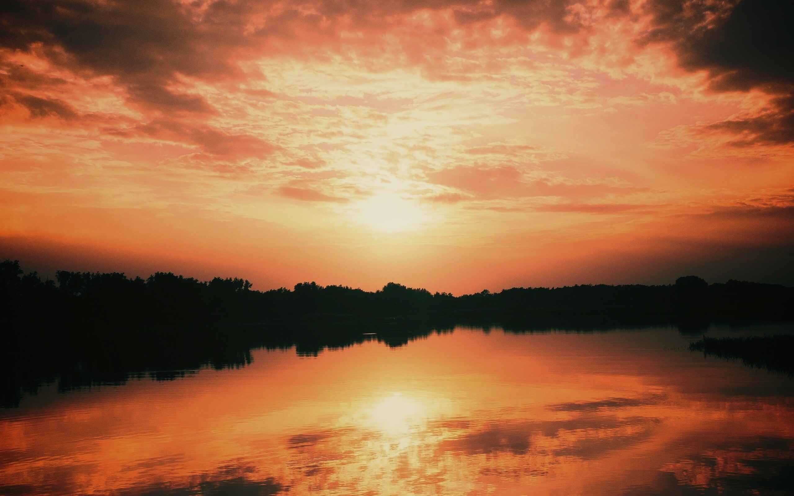 Закат отражается в озере обои