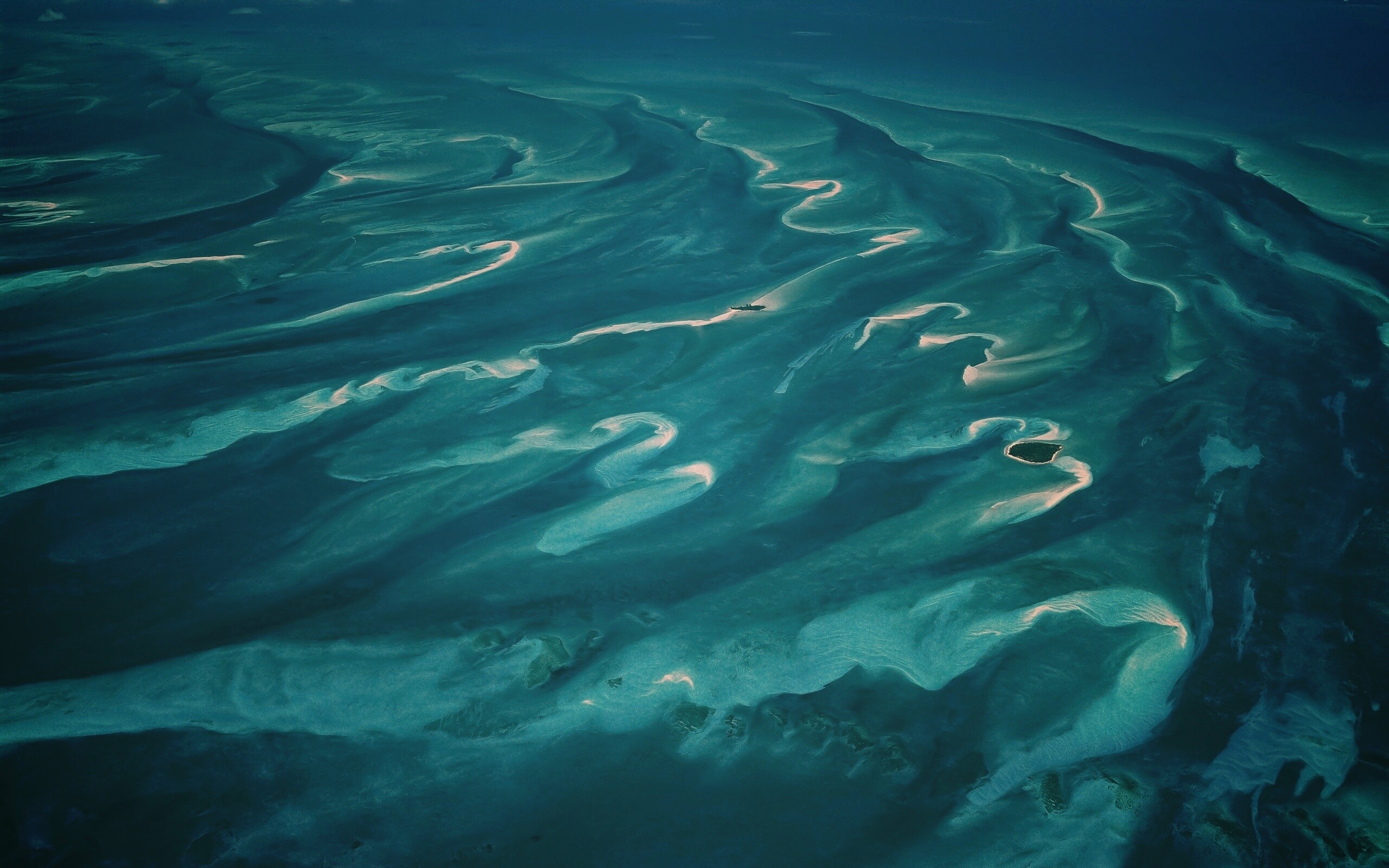 Остров среди лазурных рифов обои