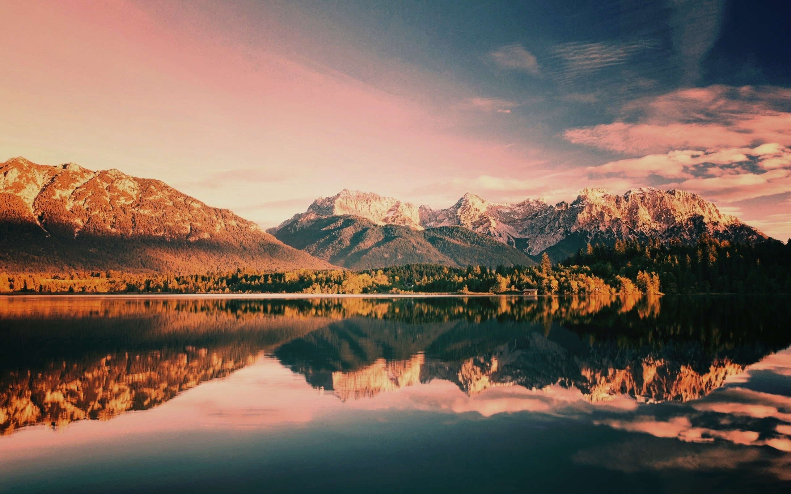 Горы отражаются в озере обои