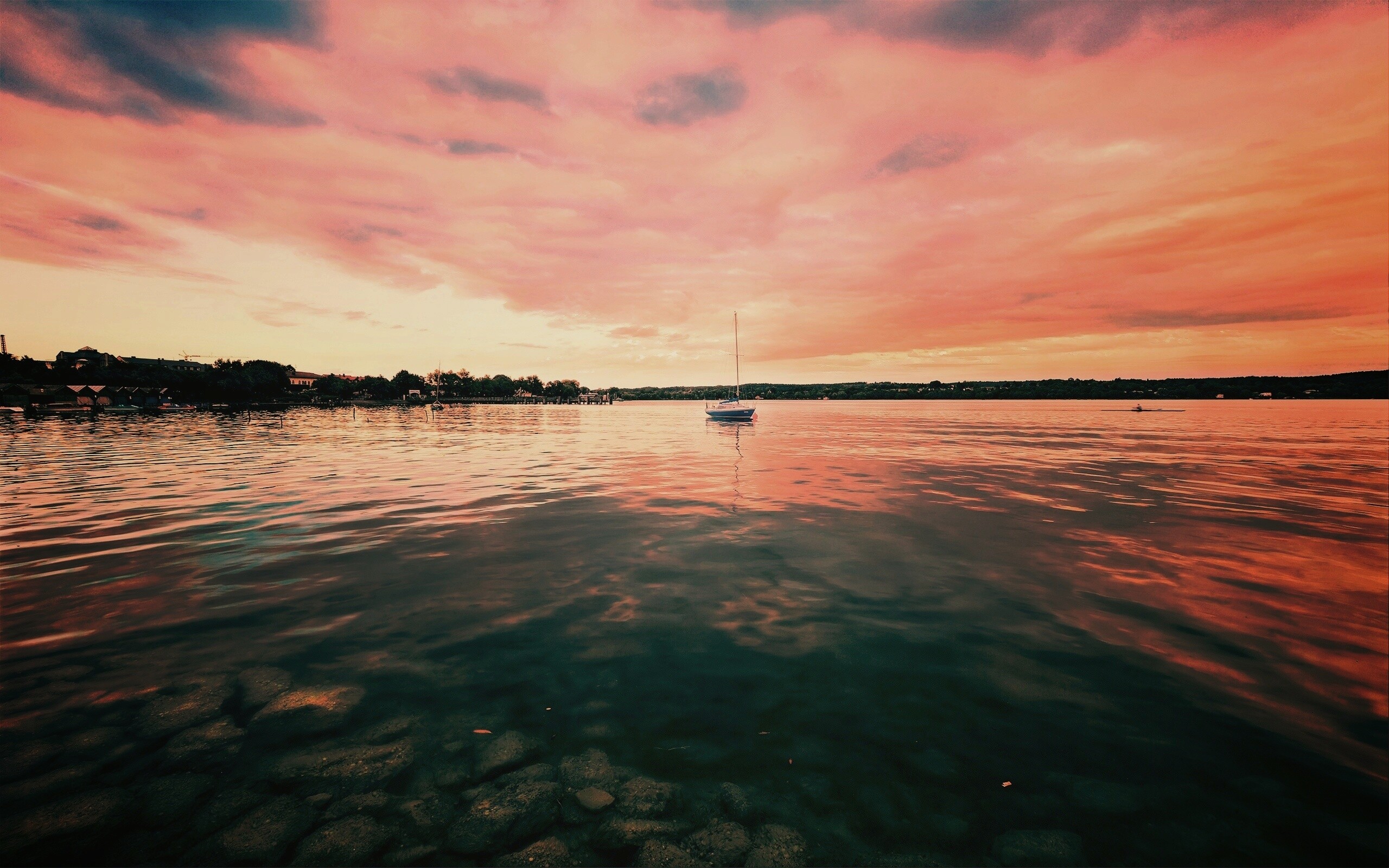 Яхта на озере обои