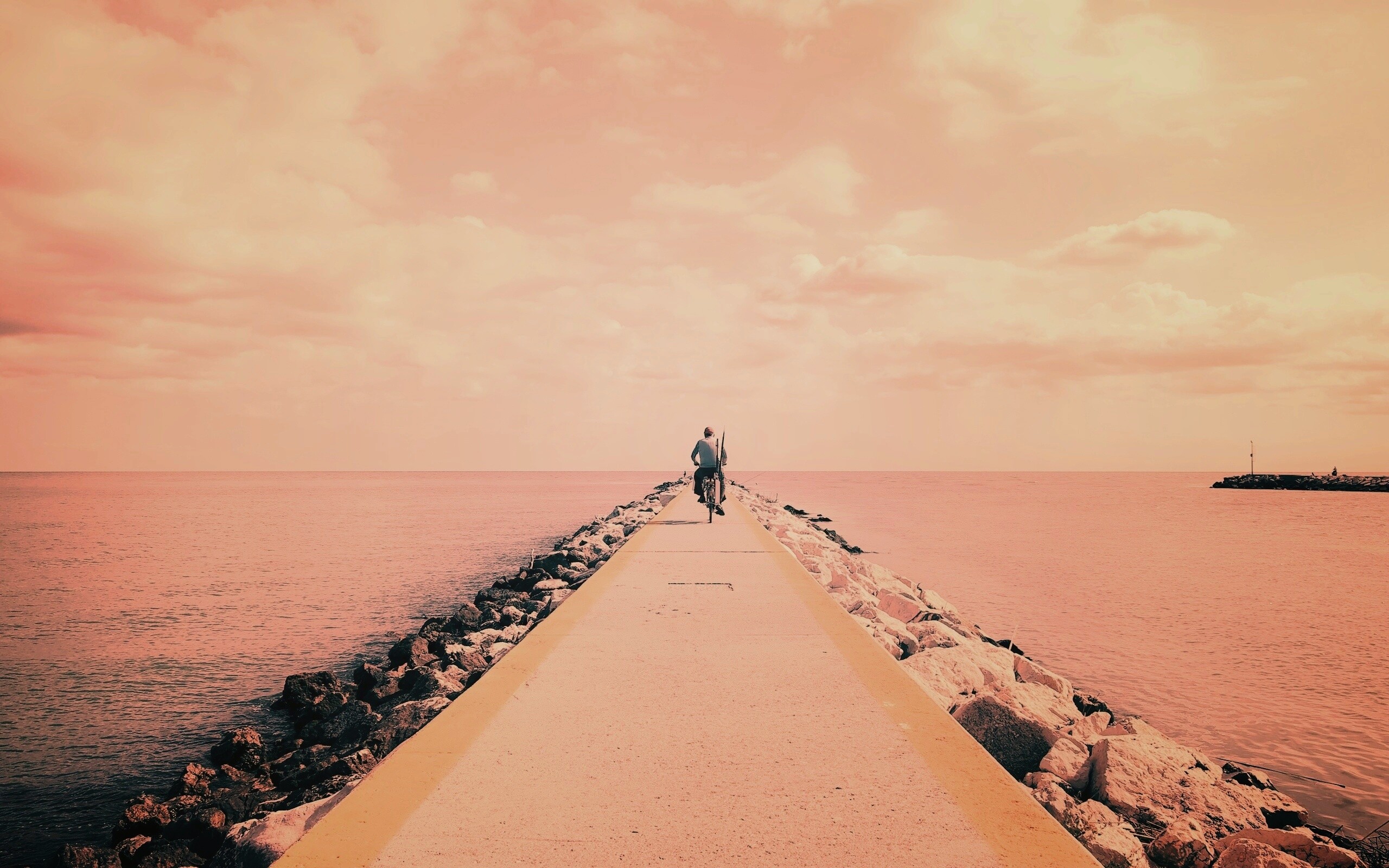 Велосепидист на волнорезе обои