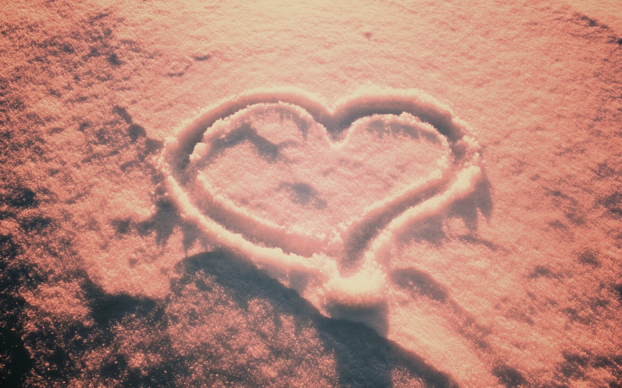 Сердечко на снегу обои