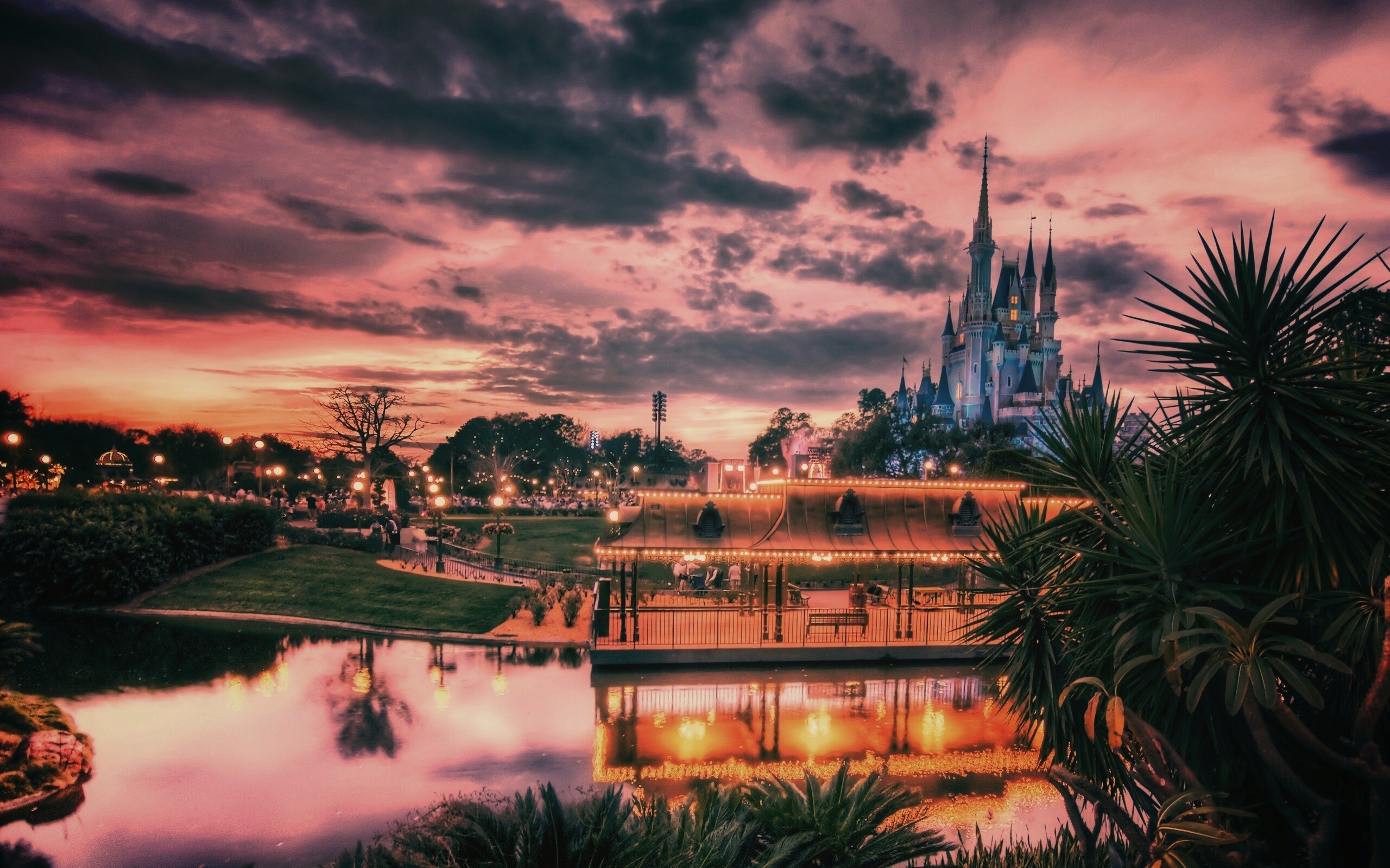 Диснеёленд вечером обои