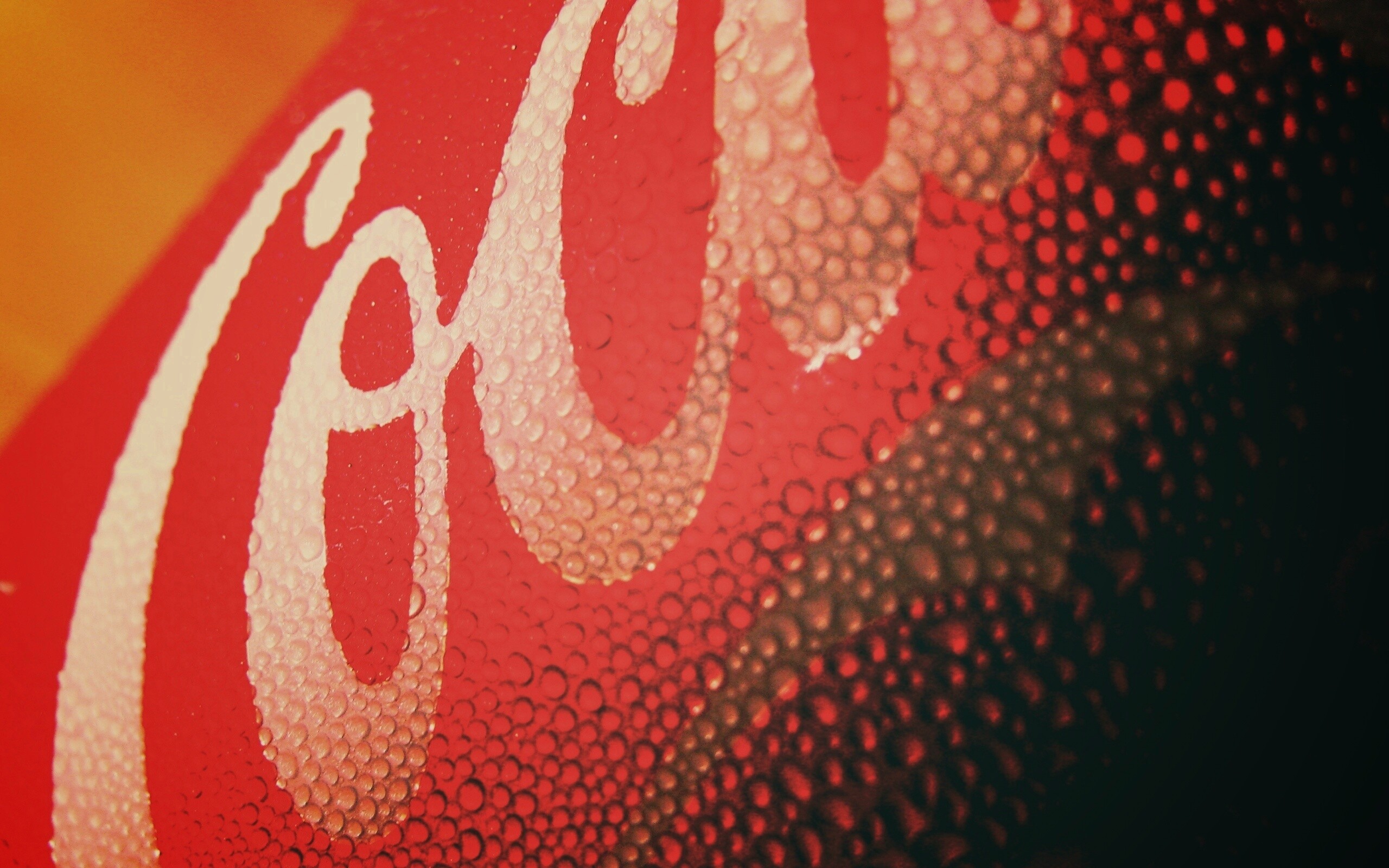 Запотевшая банка Кока-Колы обои