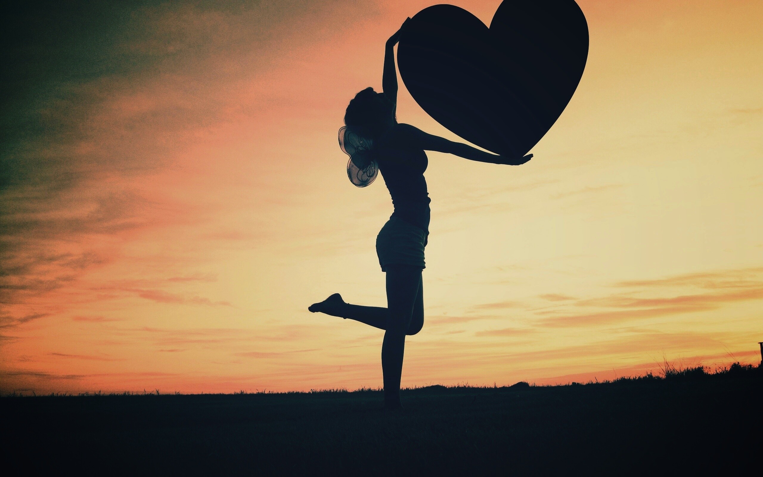 С сердцем в руках обои