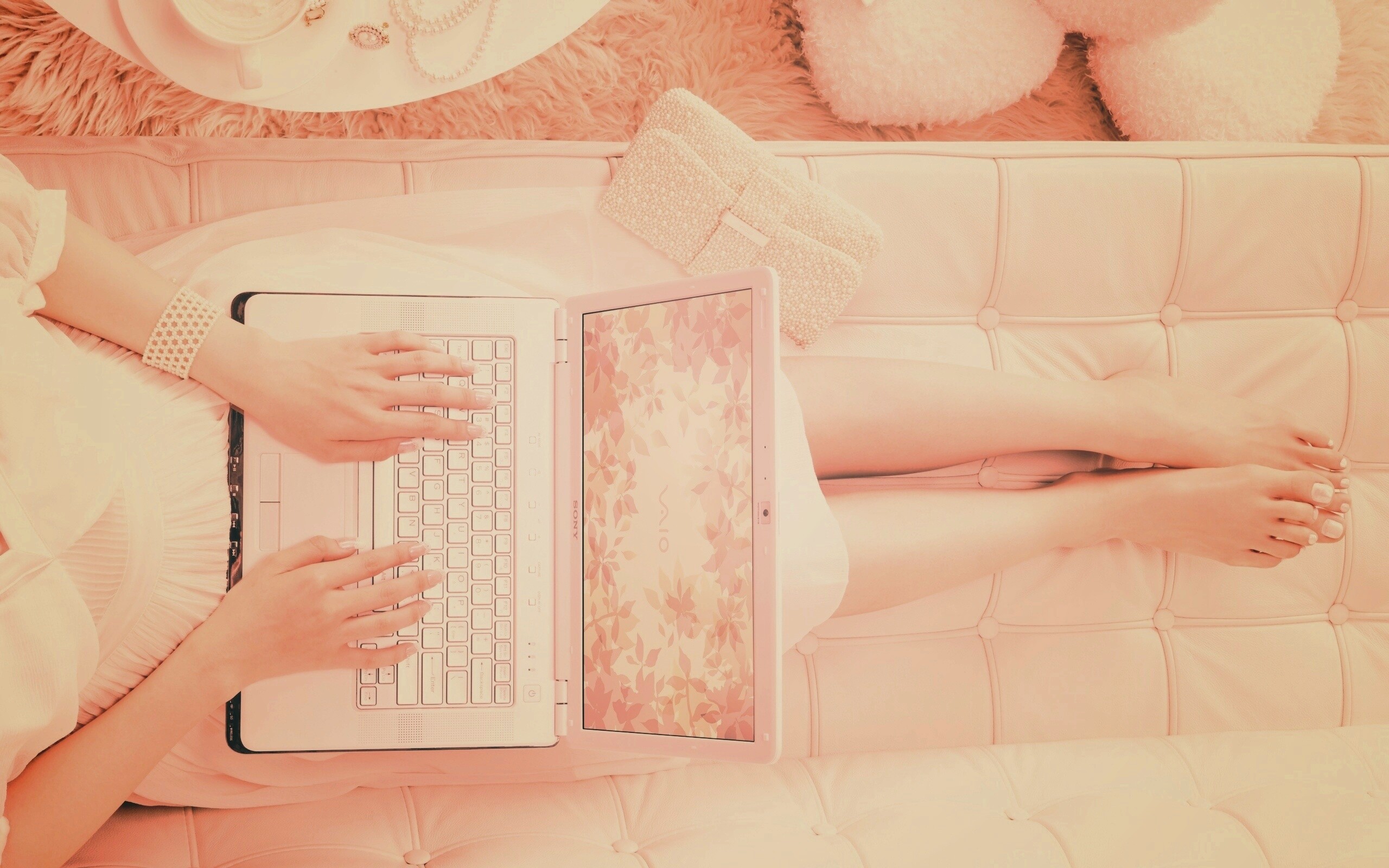 Девушка с ноутбуком vaio обои