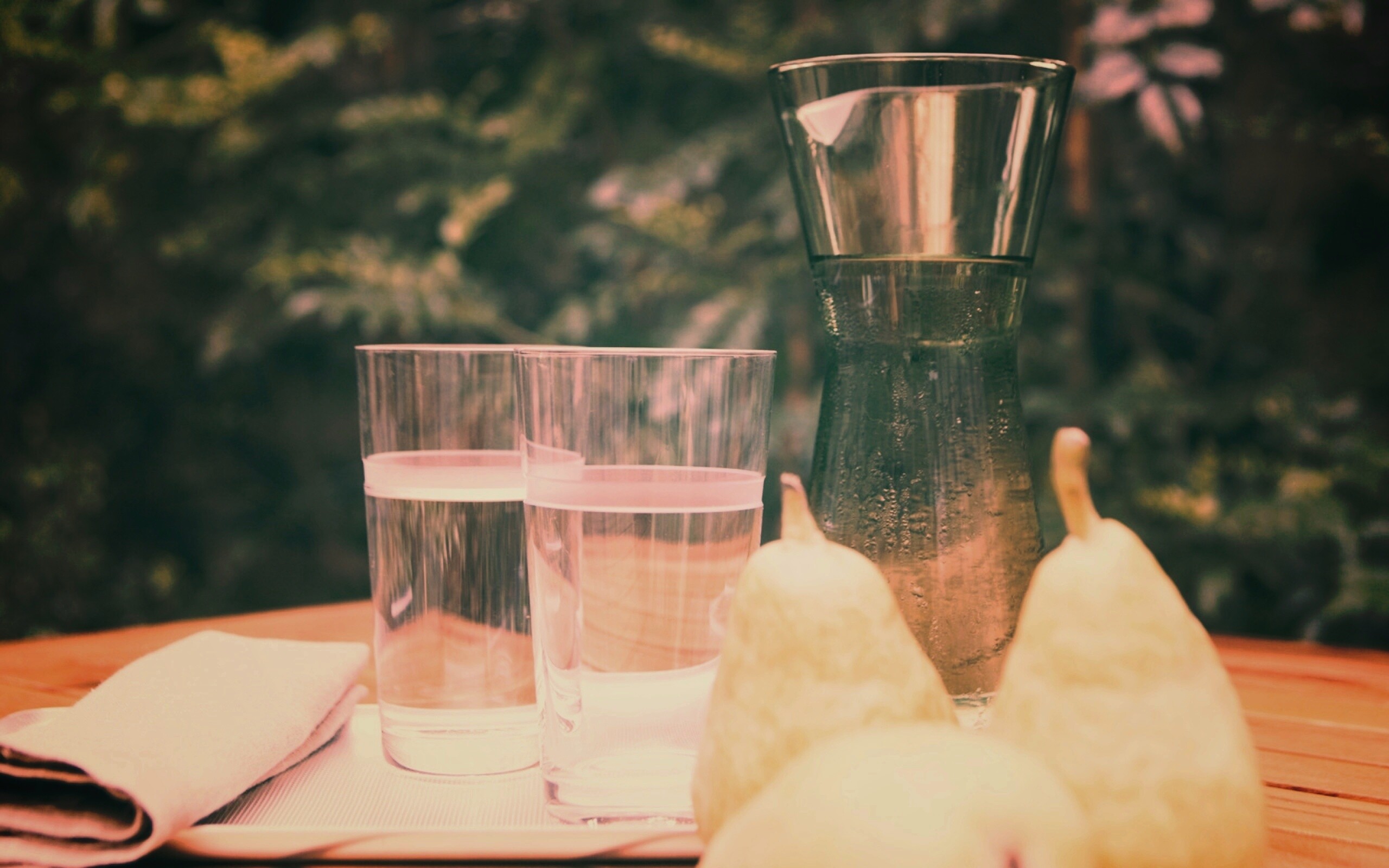 Стол с грушами обои