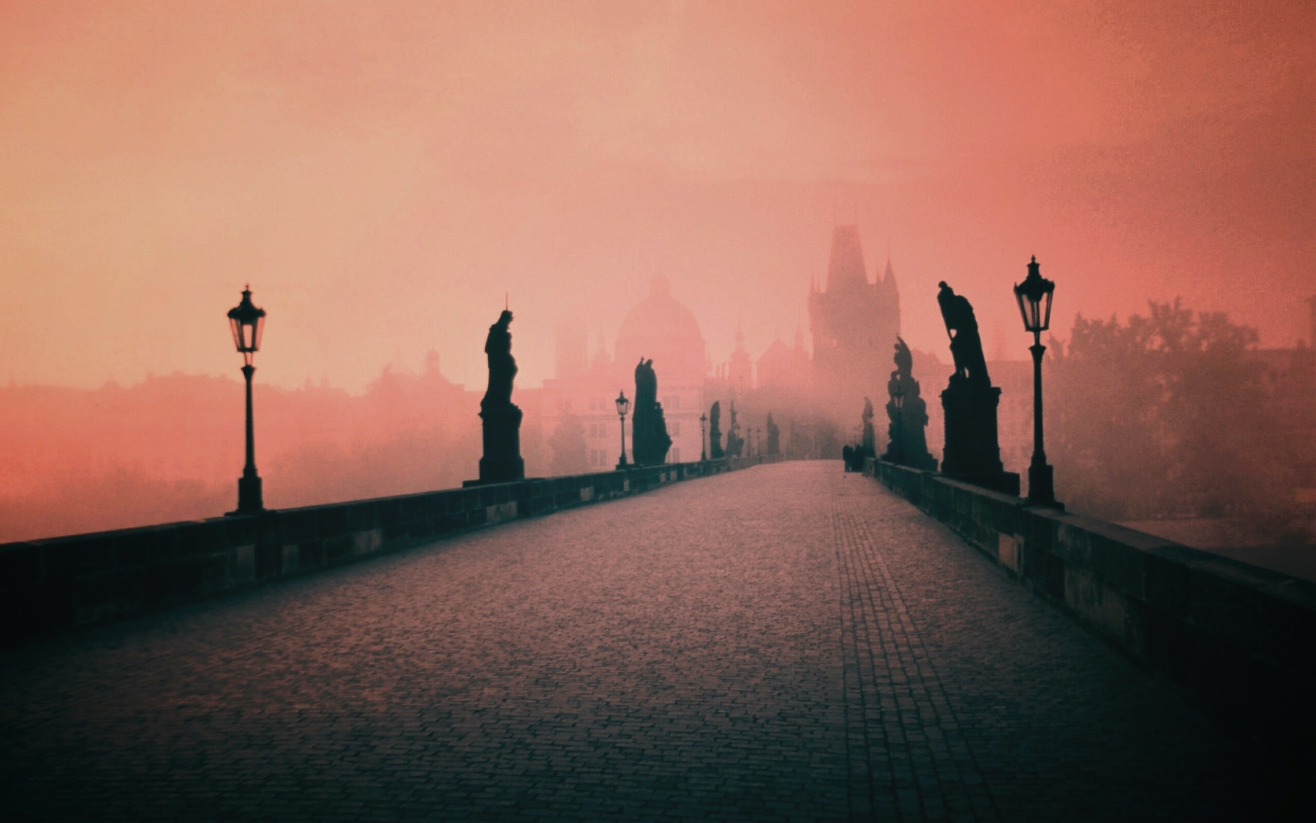 Мост с скульптурами обои