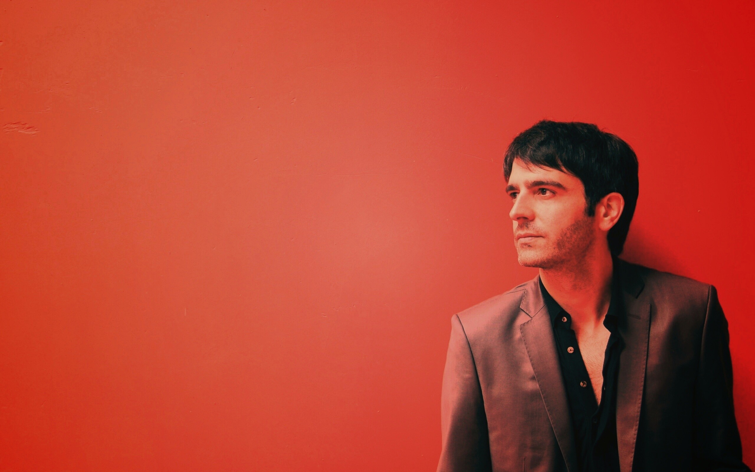 На красном фоне обои