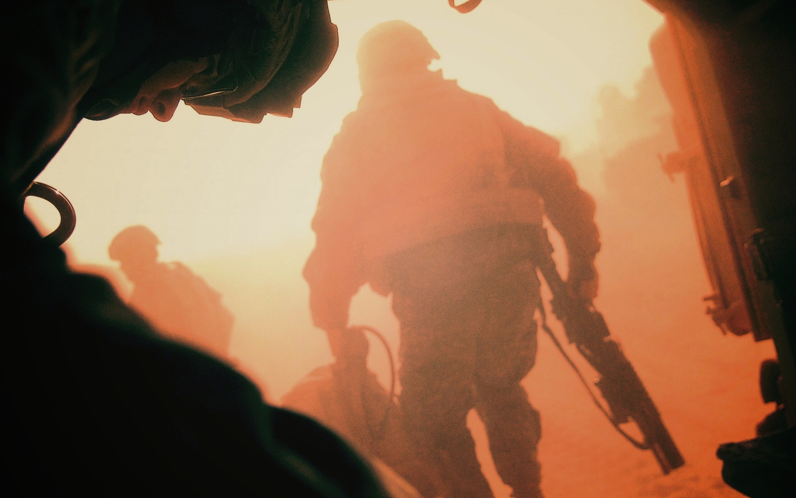 Солдаты выходят из броневика обои