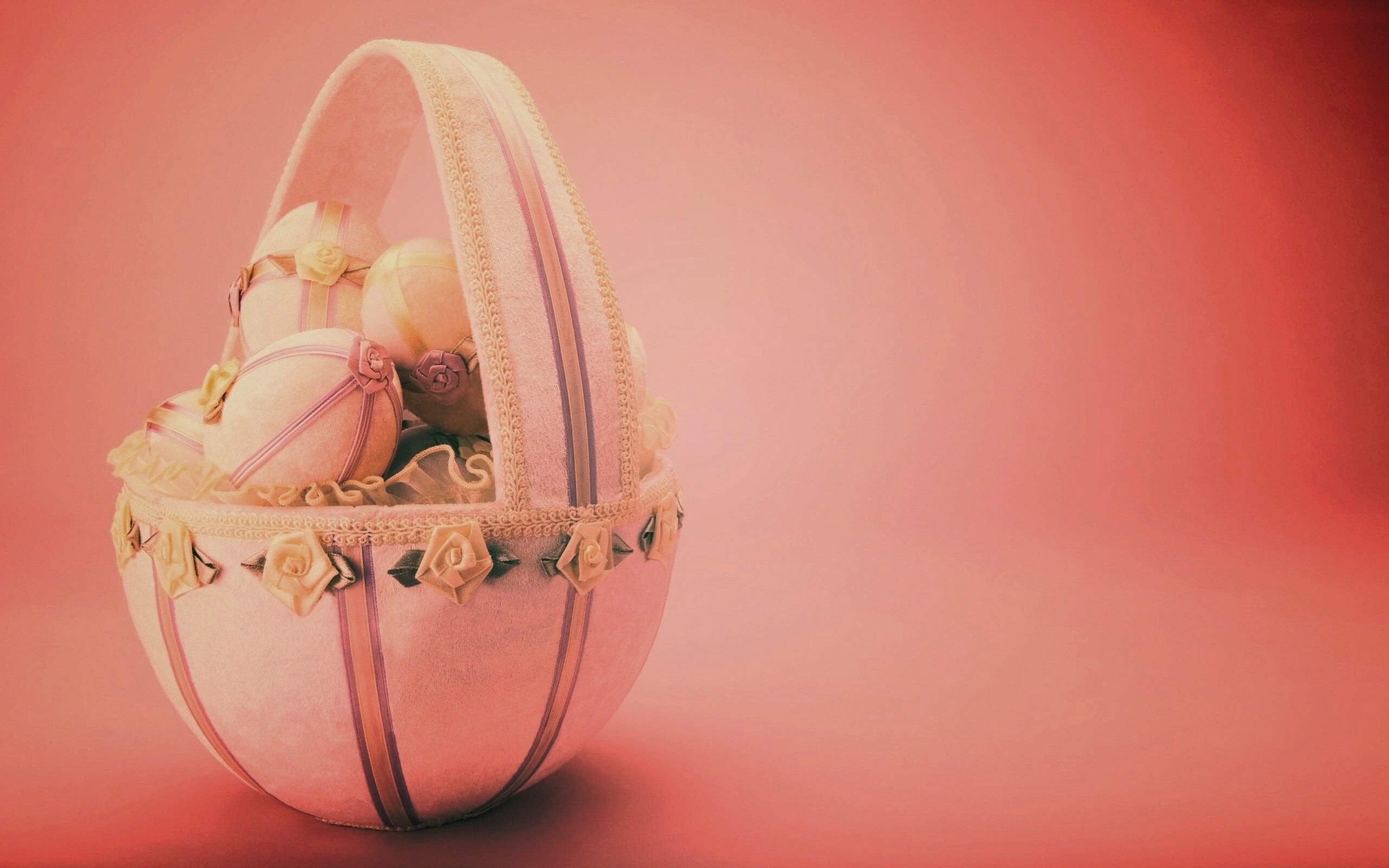 Пасхальная корзина с яйцами обои