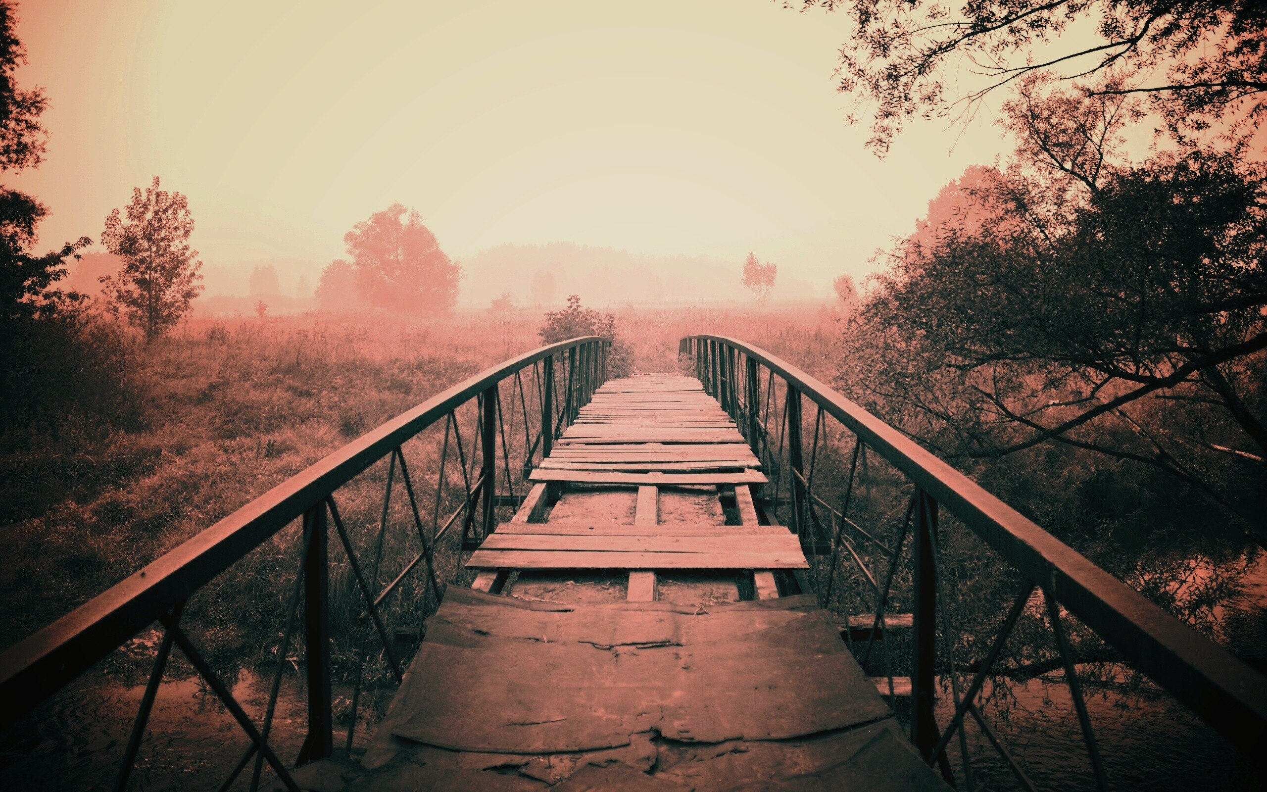 Старый мост на черно-белом фото обои