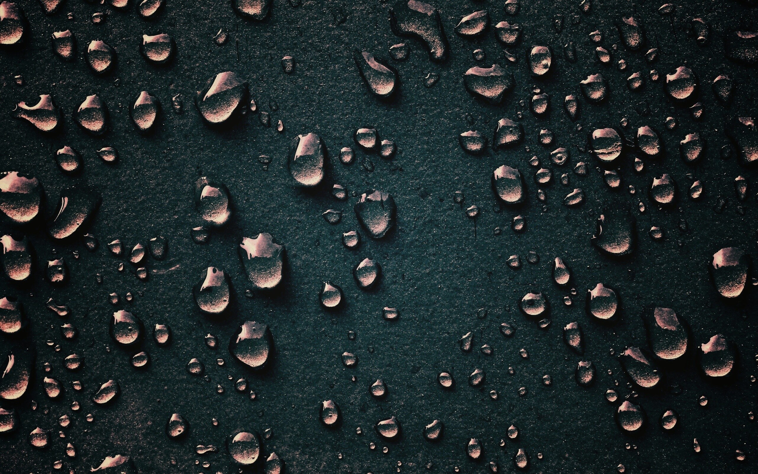 Капли воды на темной поверхности обои
