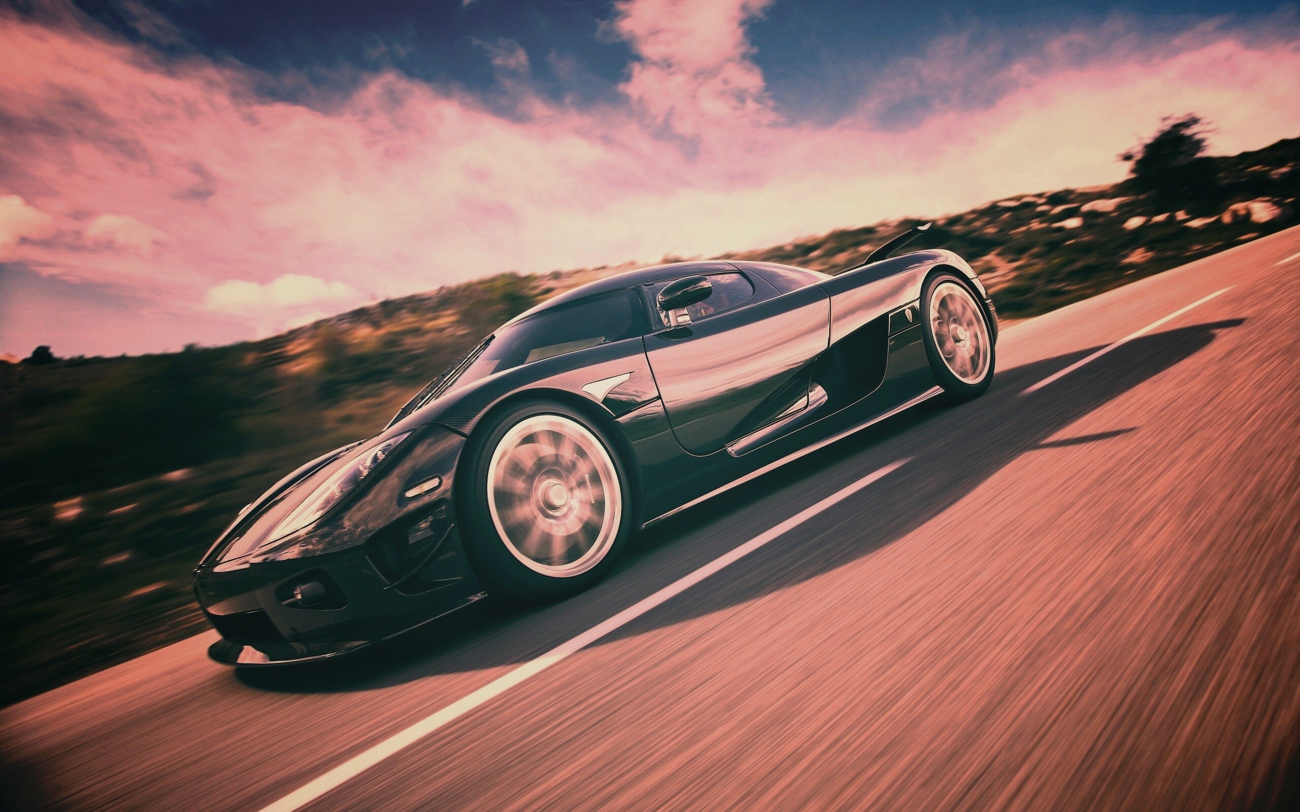 Автомобиль Koenigsegg мчится по трассе обои