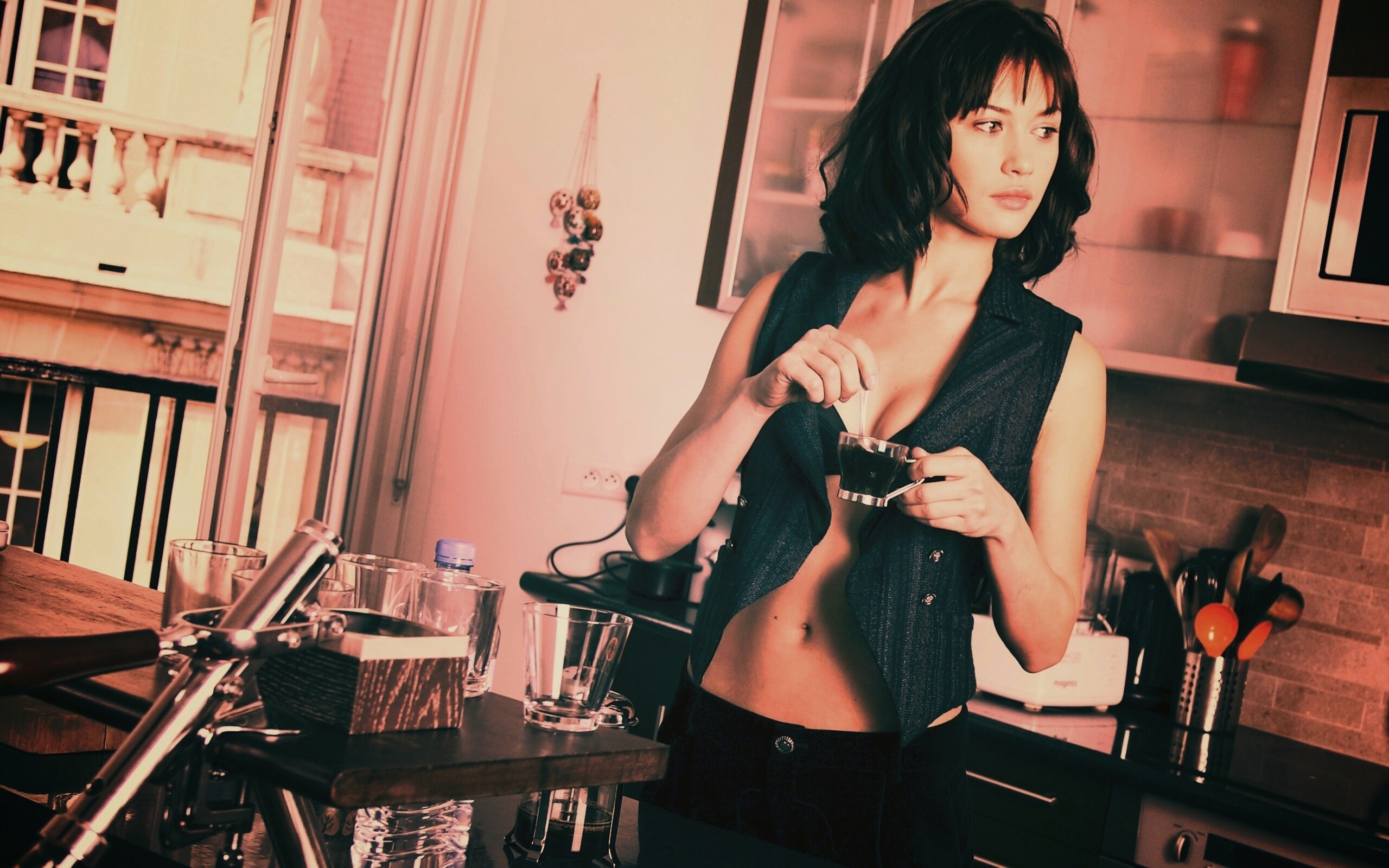 Ольга Куриленко пьет кофе обои