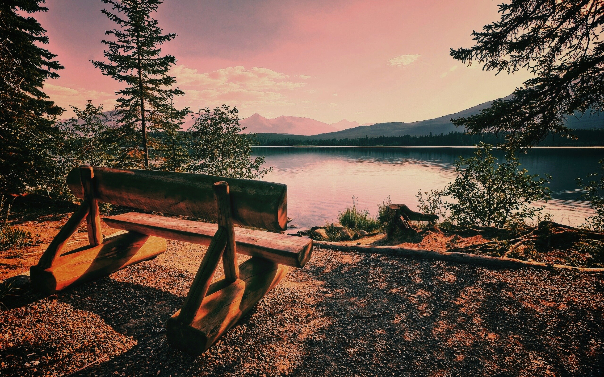 Деревянная скамья на берегу озера обои