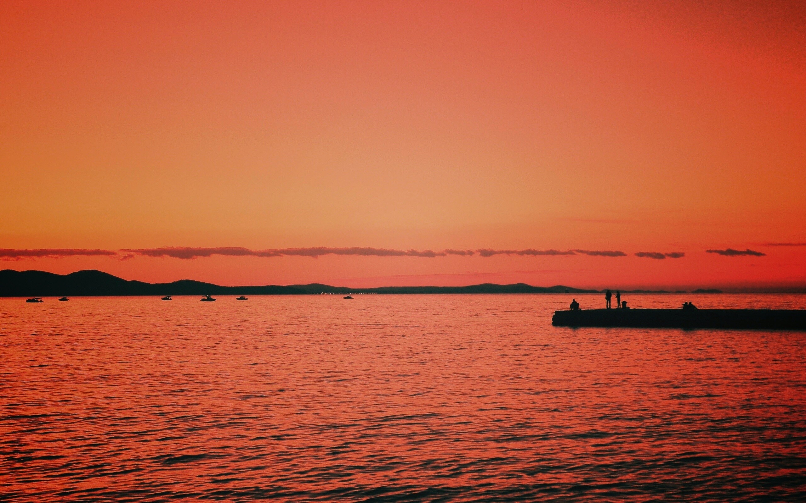 Одинокая пристань на озере обои