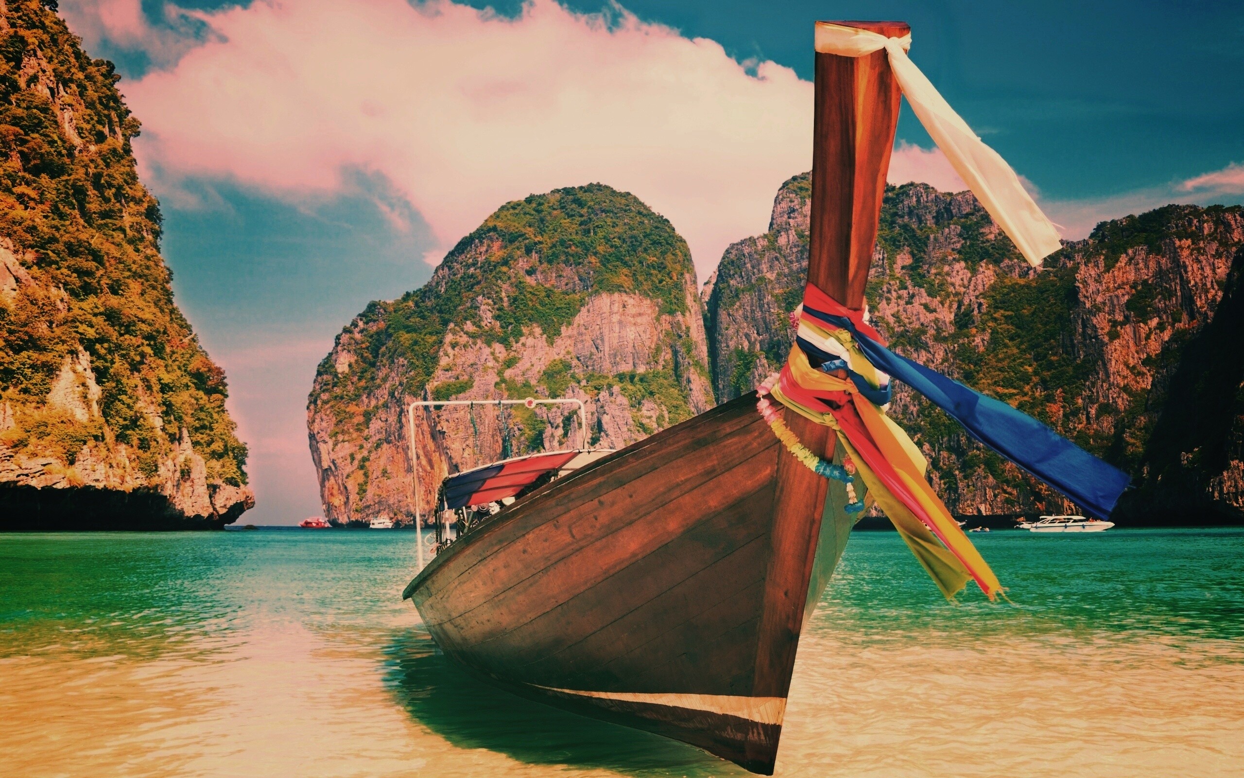 Лодка в райских водах обои