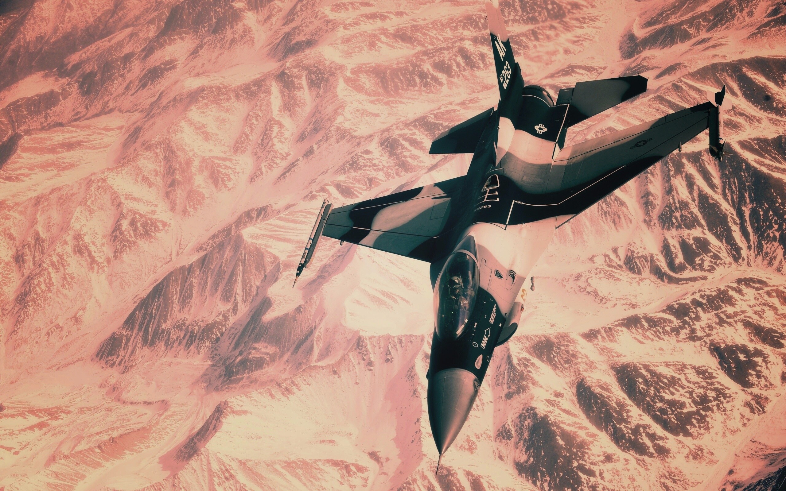 Истребитель над снежными пиками гор обои