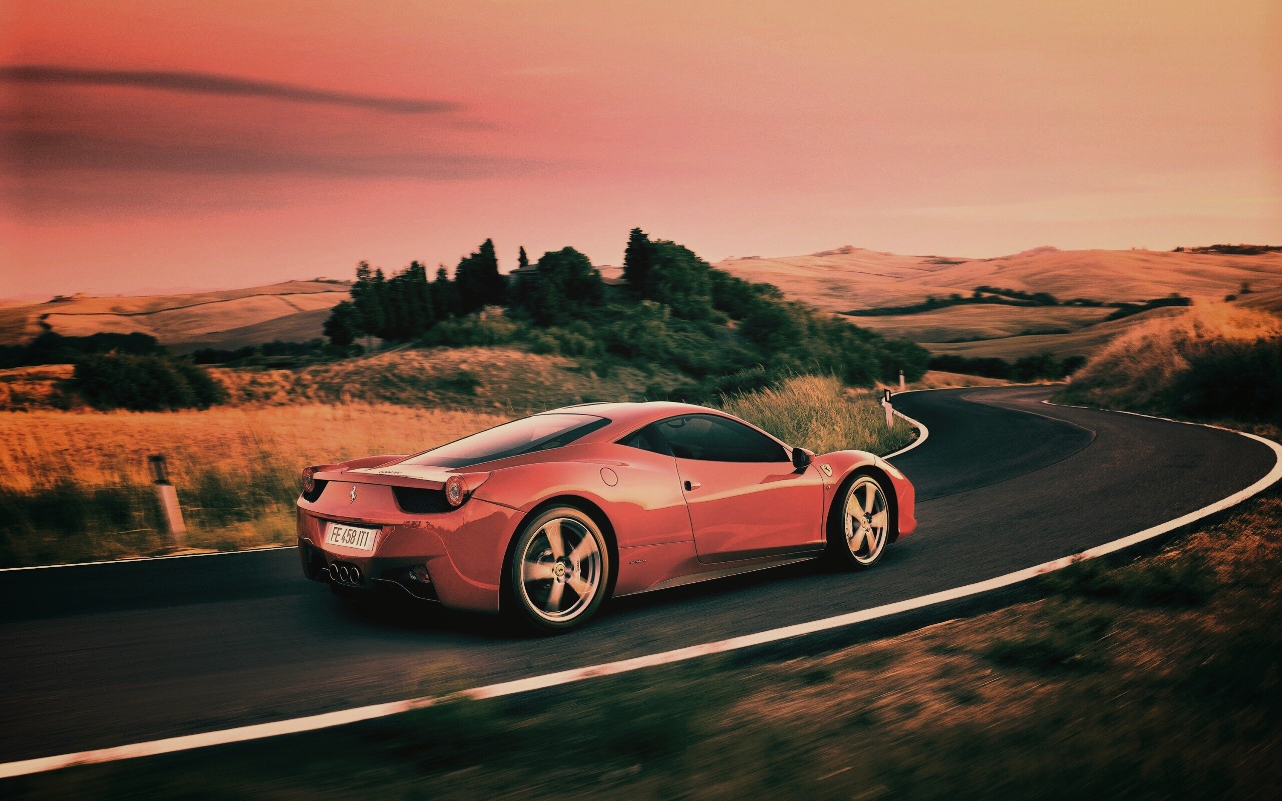 Красная феррари на извилистой дороге обои