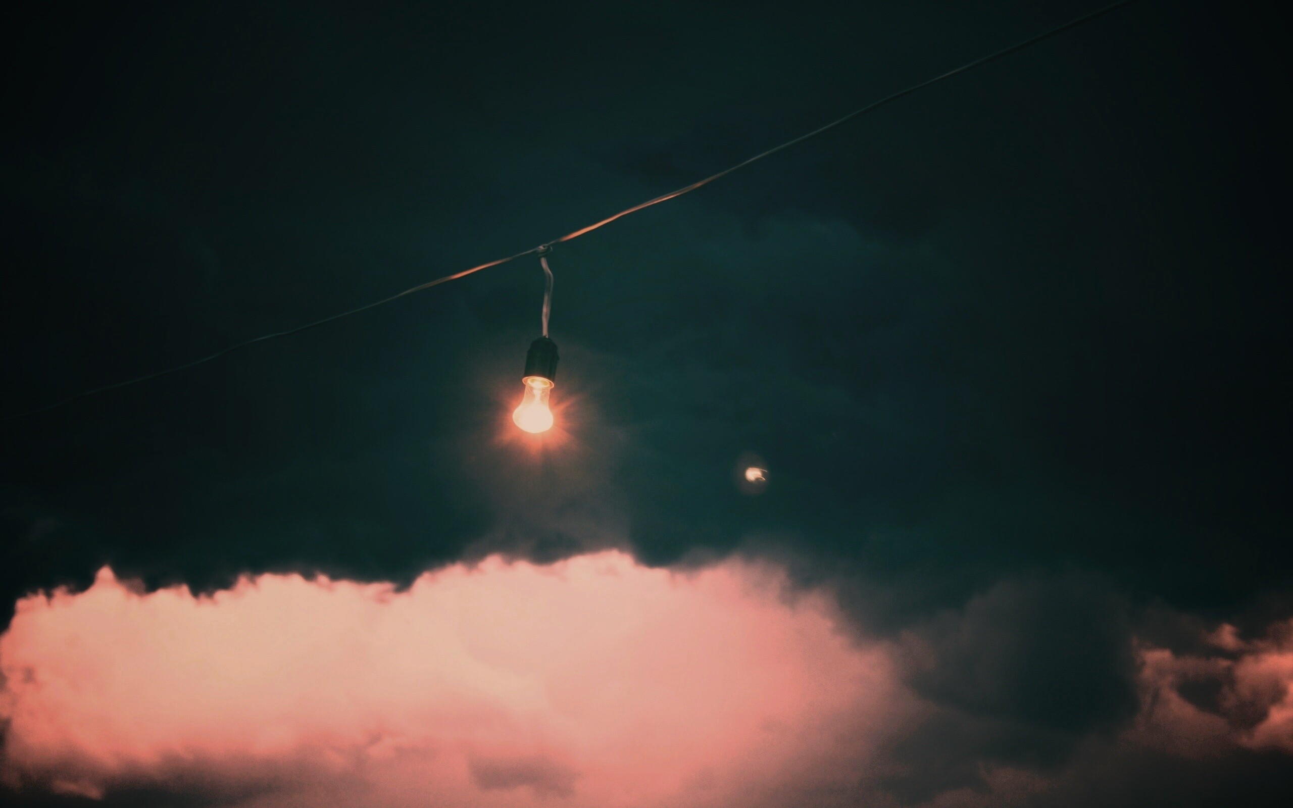 Лампочка на фоне туч обои
