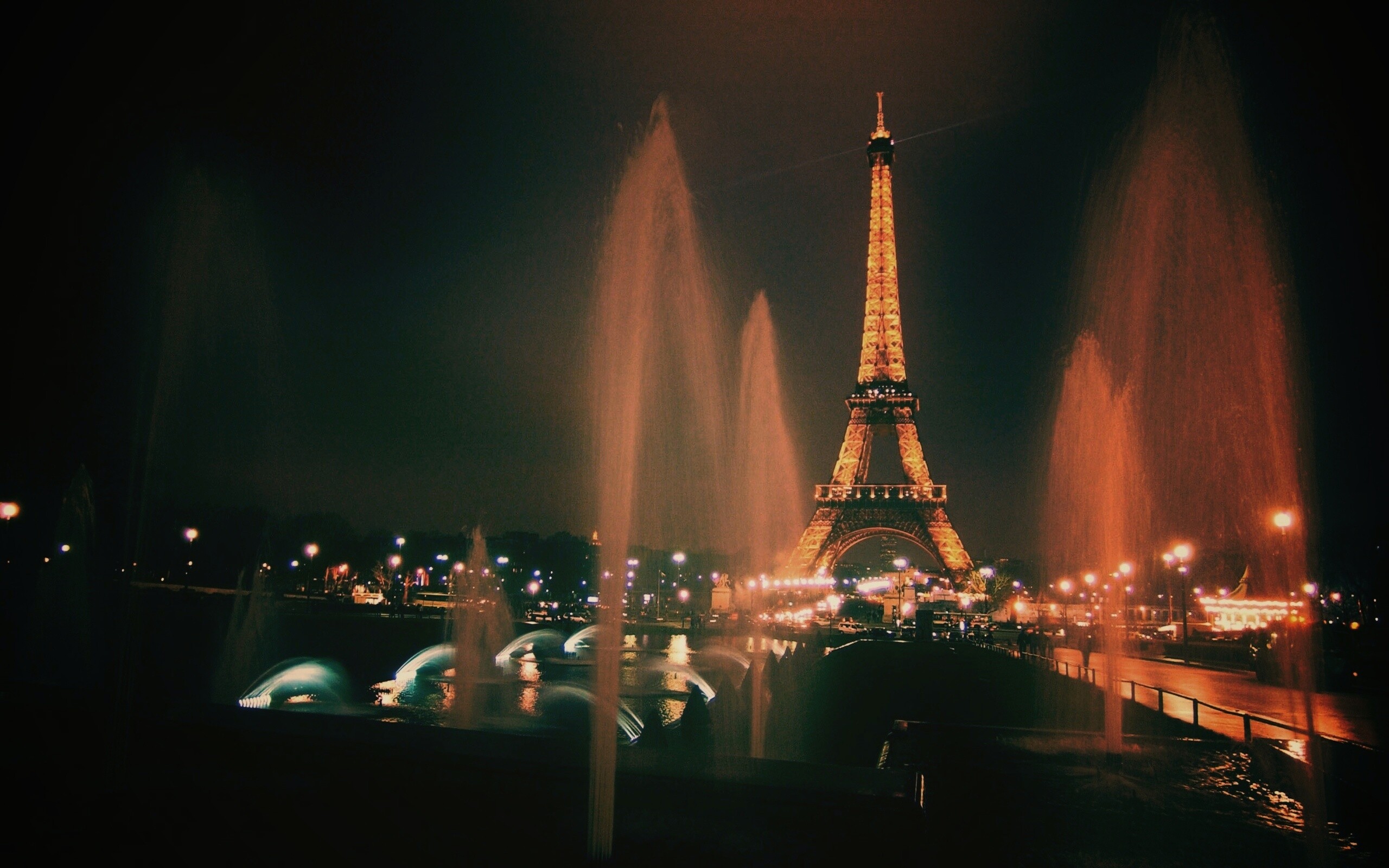 Фонтаны напротив башни Эйфеля обои