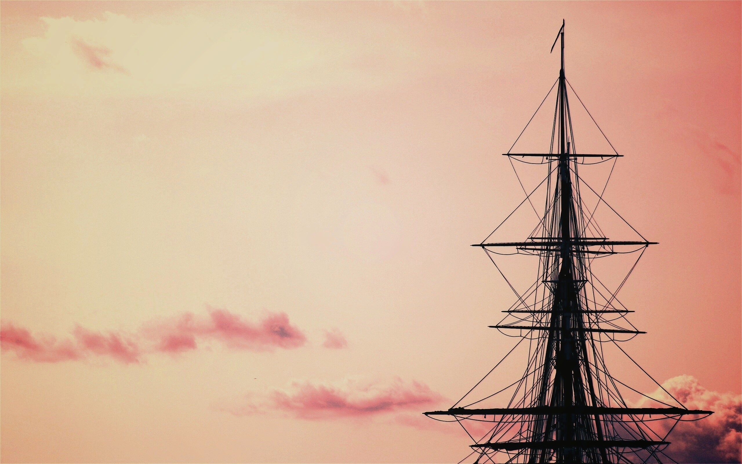 Мачта корабля на фоне неба обои
