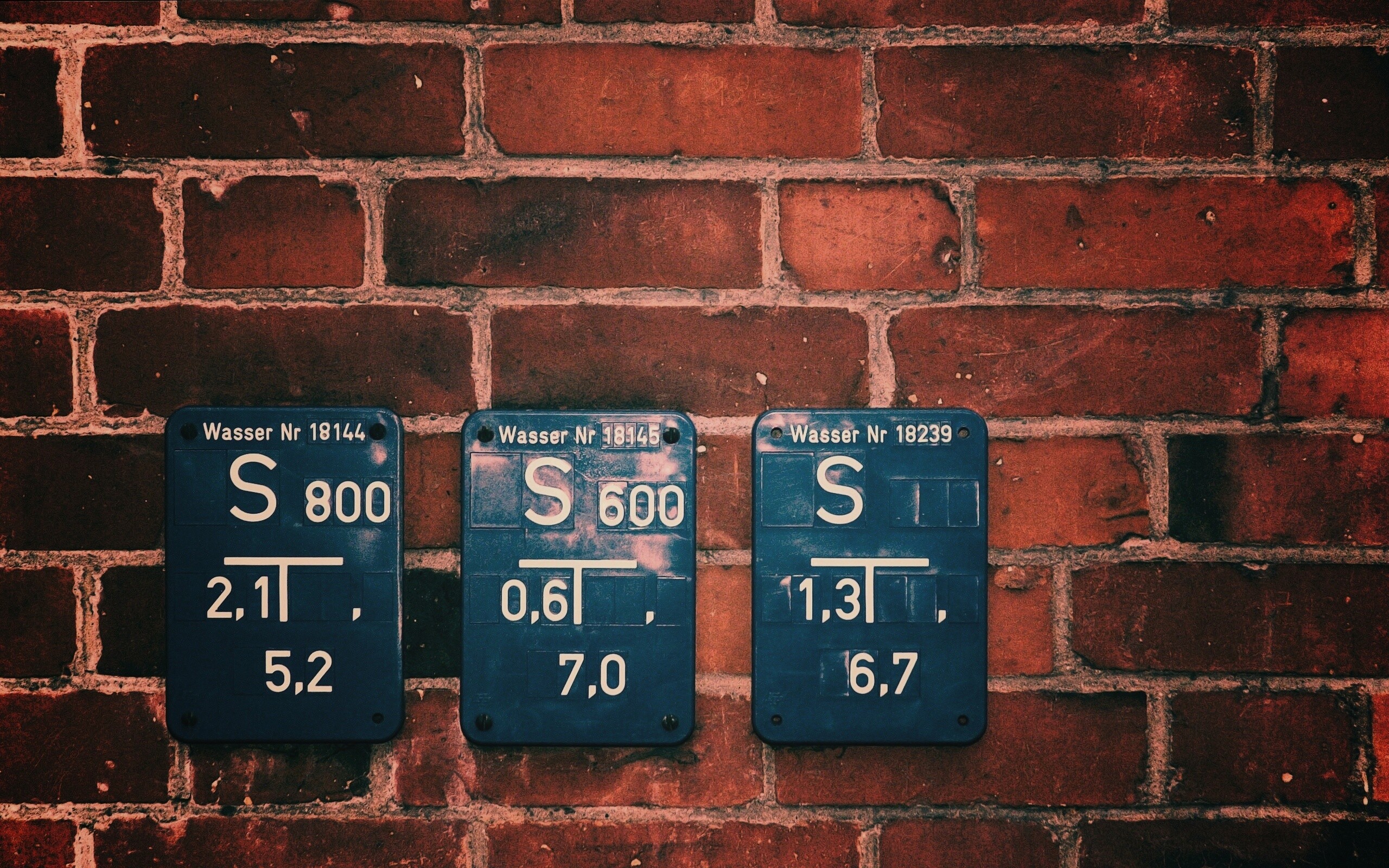 Стена с обозначениями обои