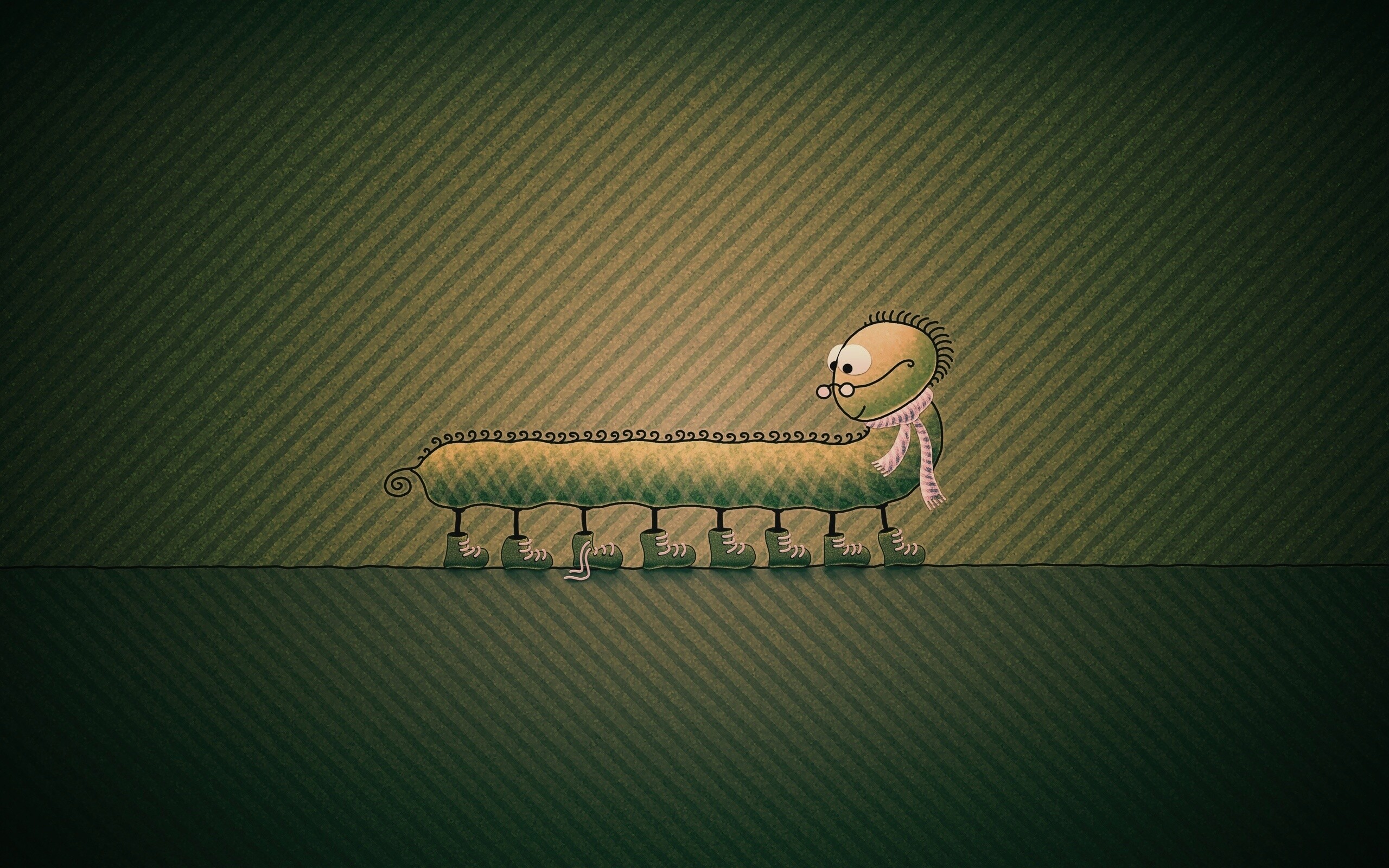 Гусеница в ботинках обои