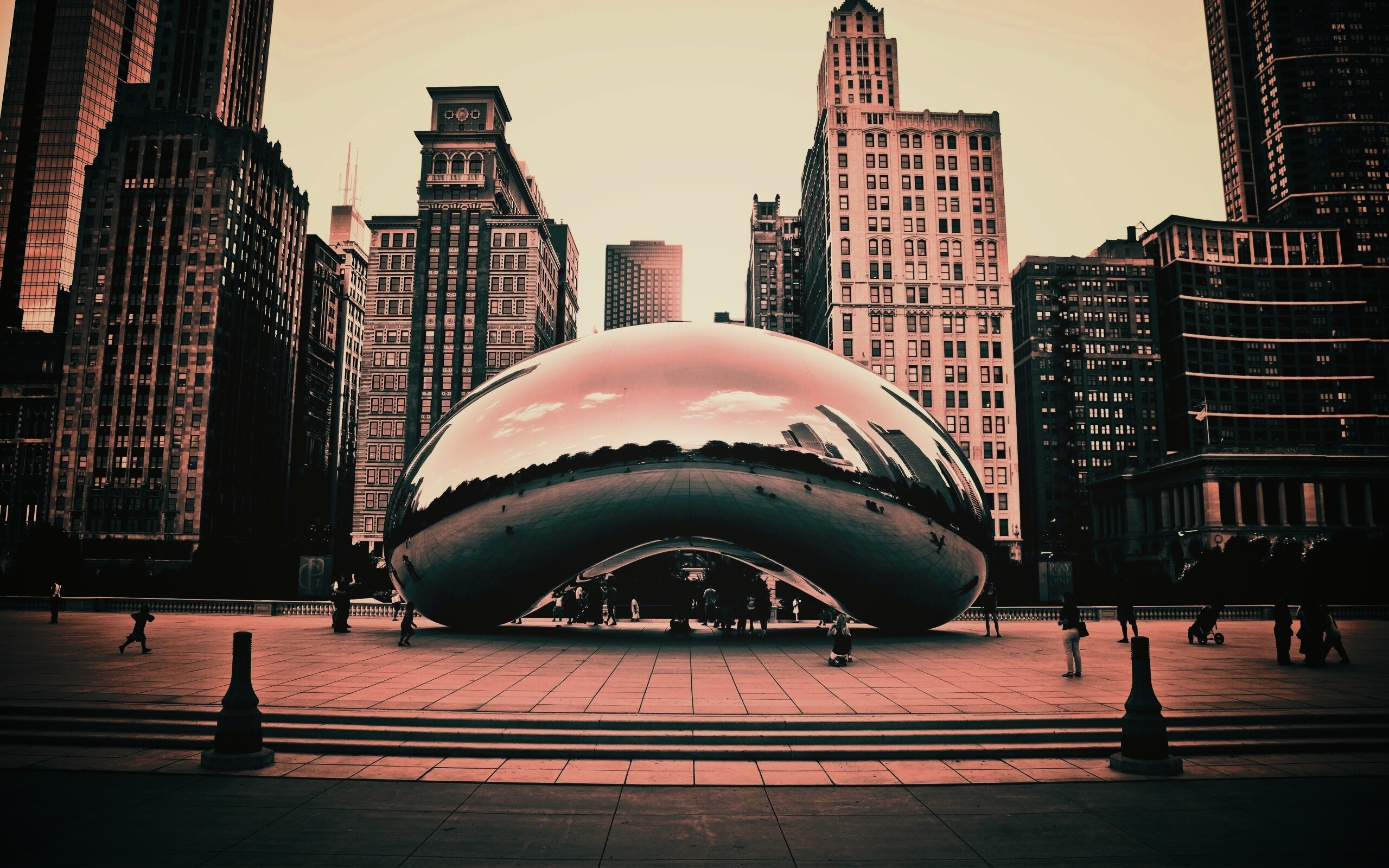 Отражение города в зеркальном монументе обои