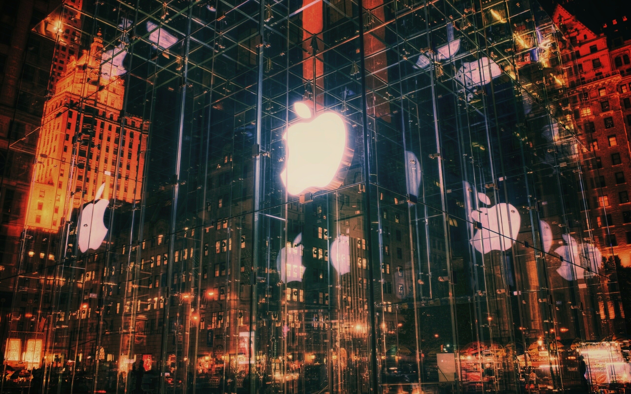 Отражение логотипа Apple в стеклянном здании обои