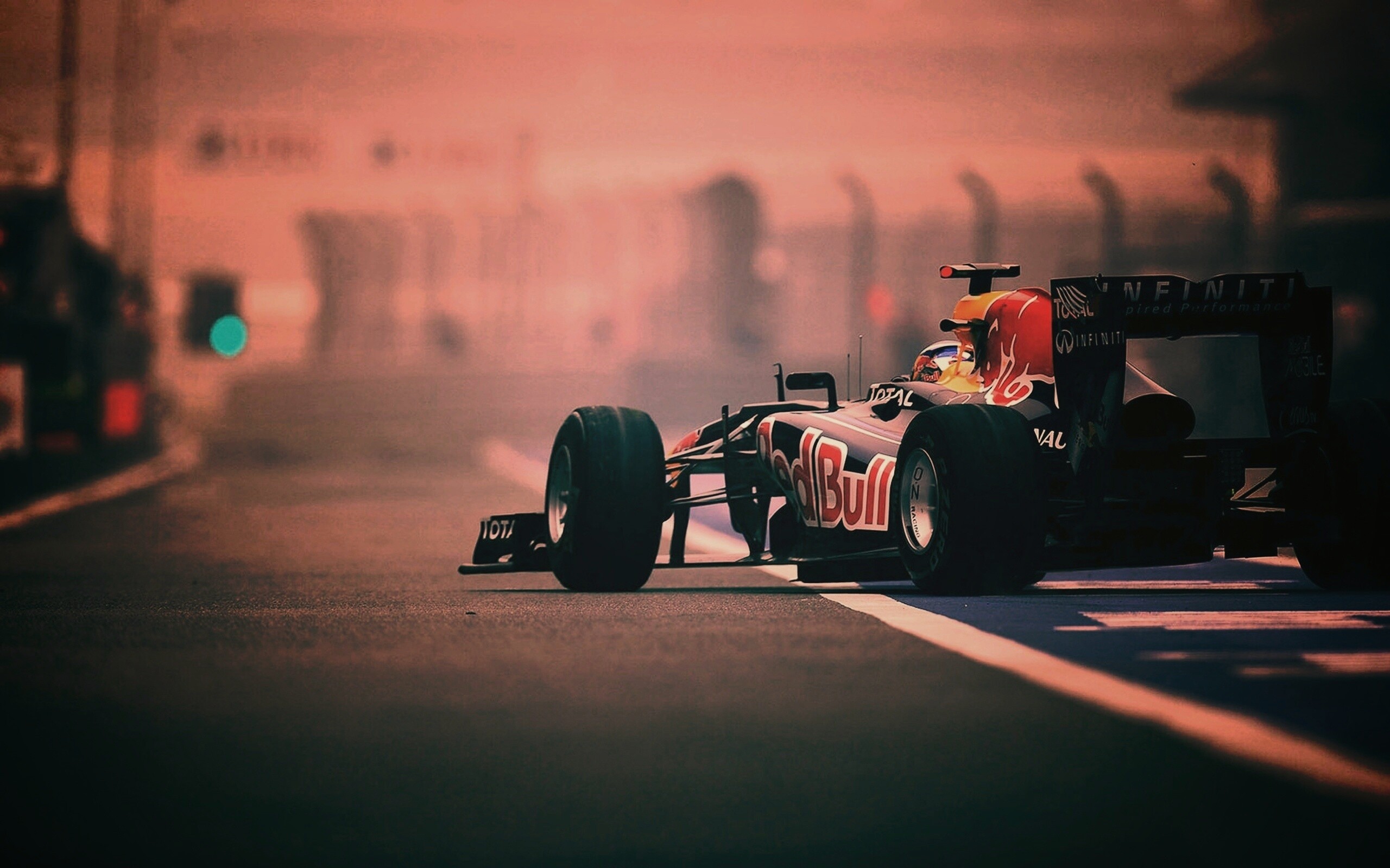 Болид выезжает на трассу обои