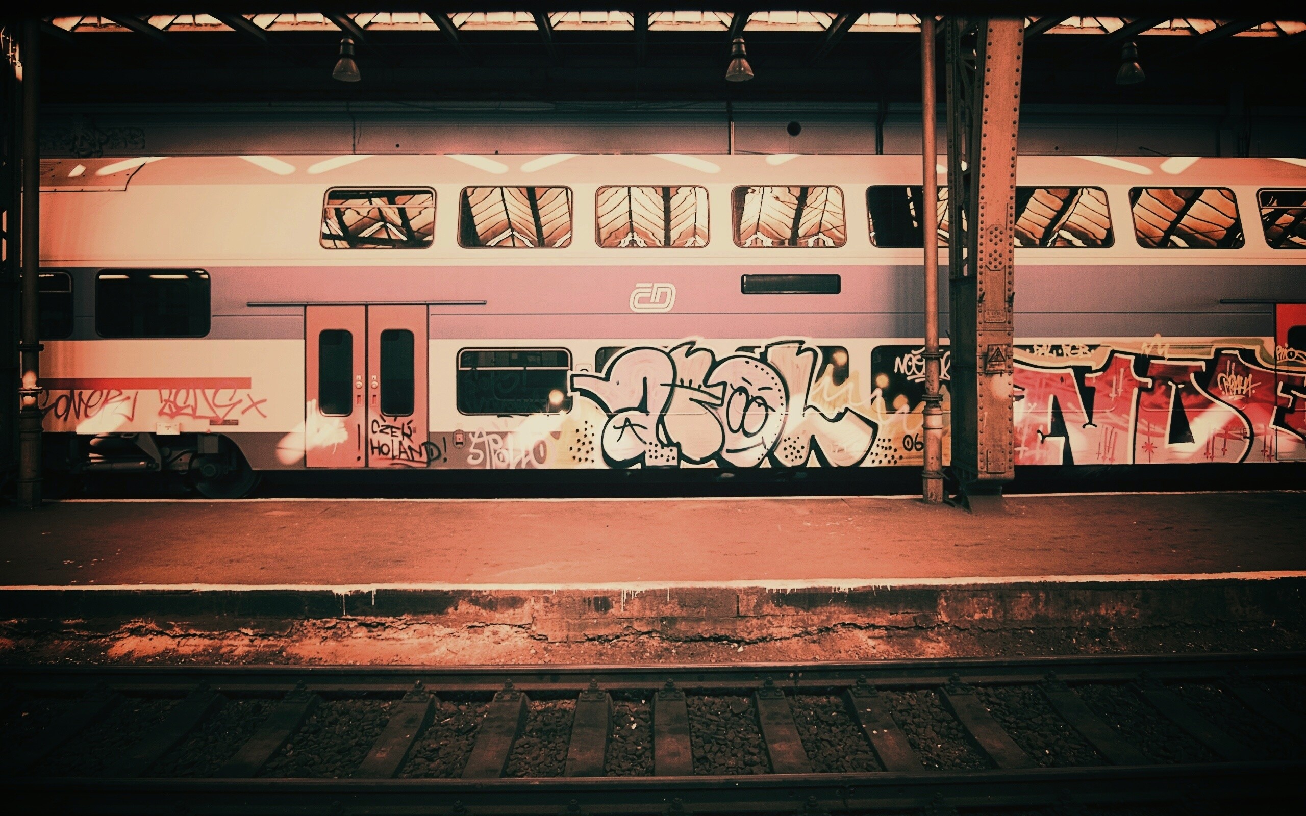 Изрисованный вагон метро обои