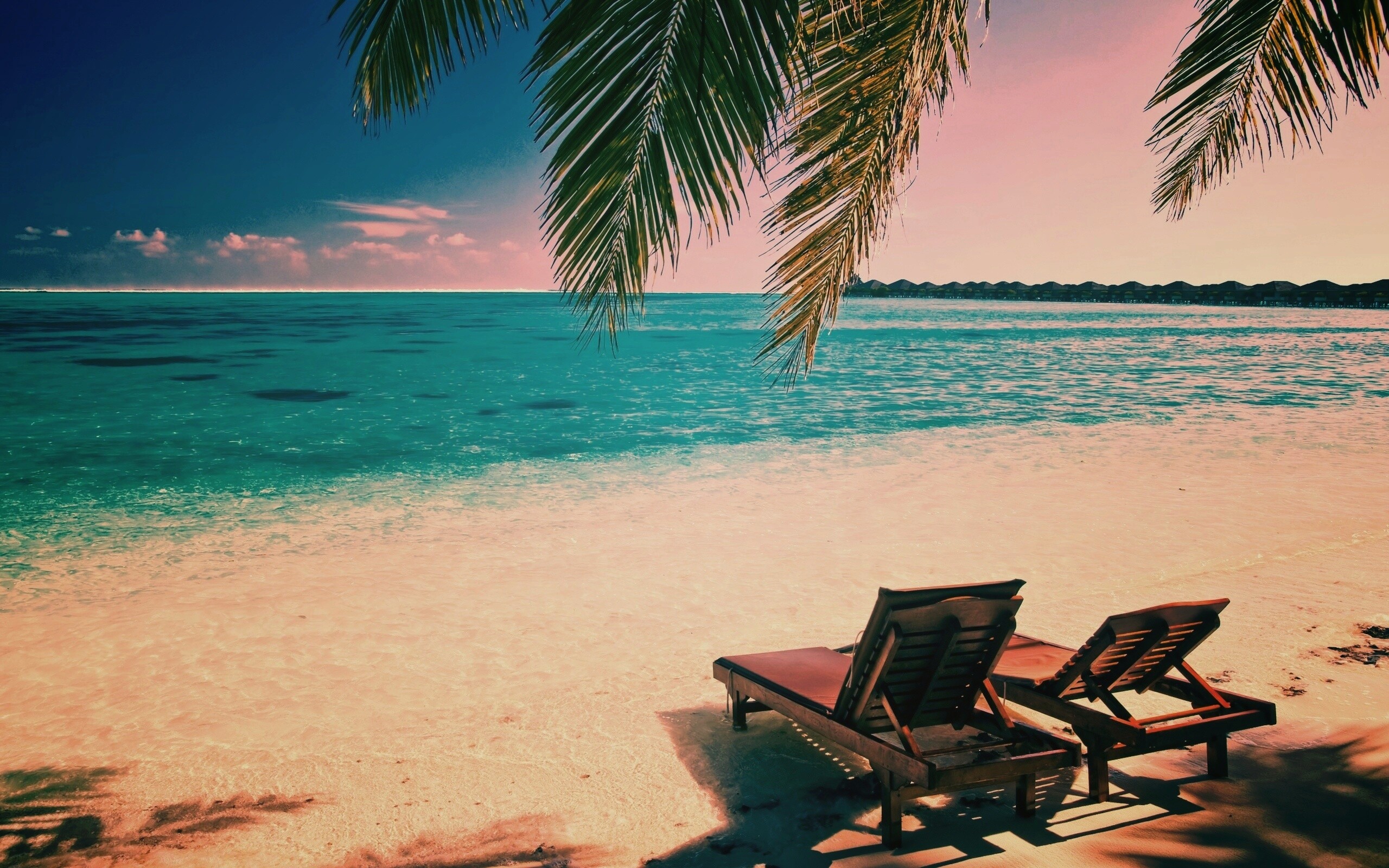 Шезлонги у самой воды обои