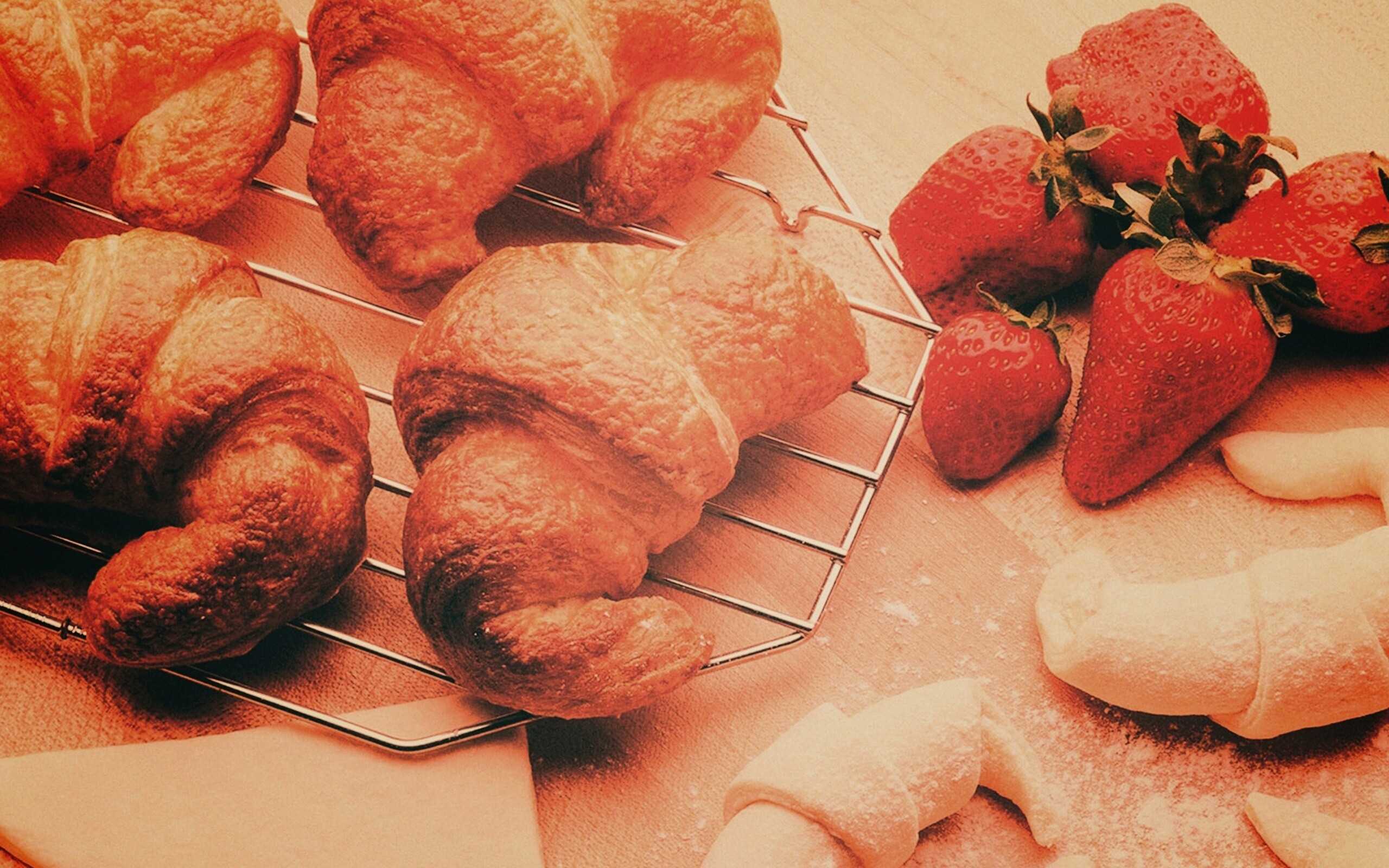 Круассаны с клубникой обои