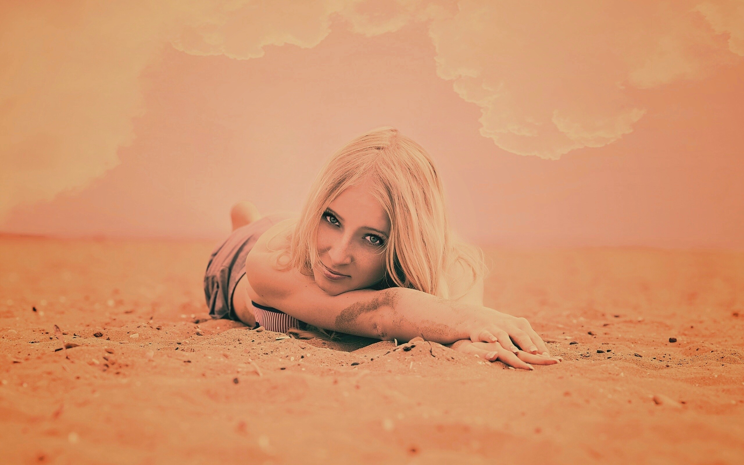 Девушка на песке обои
