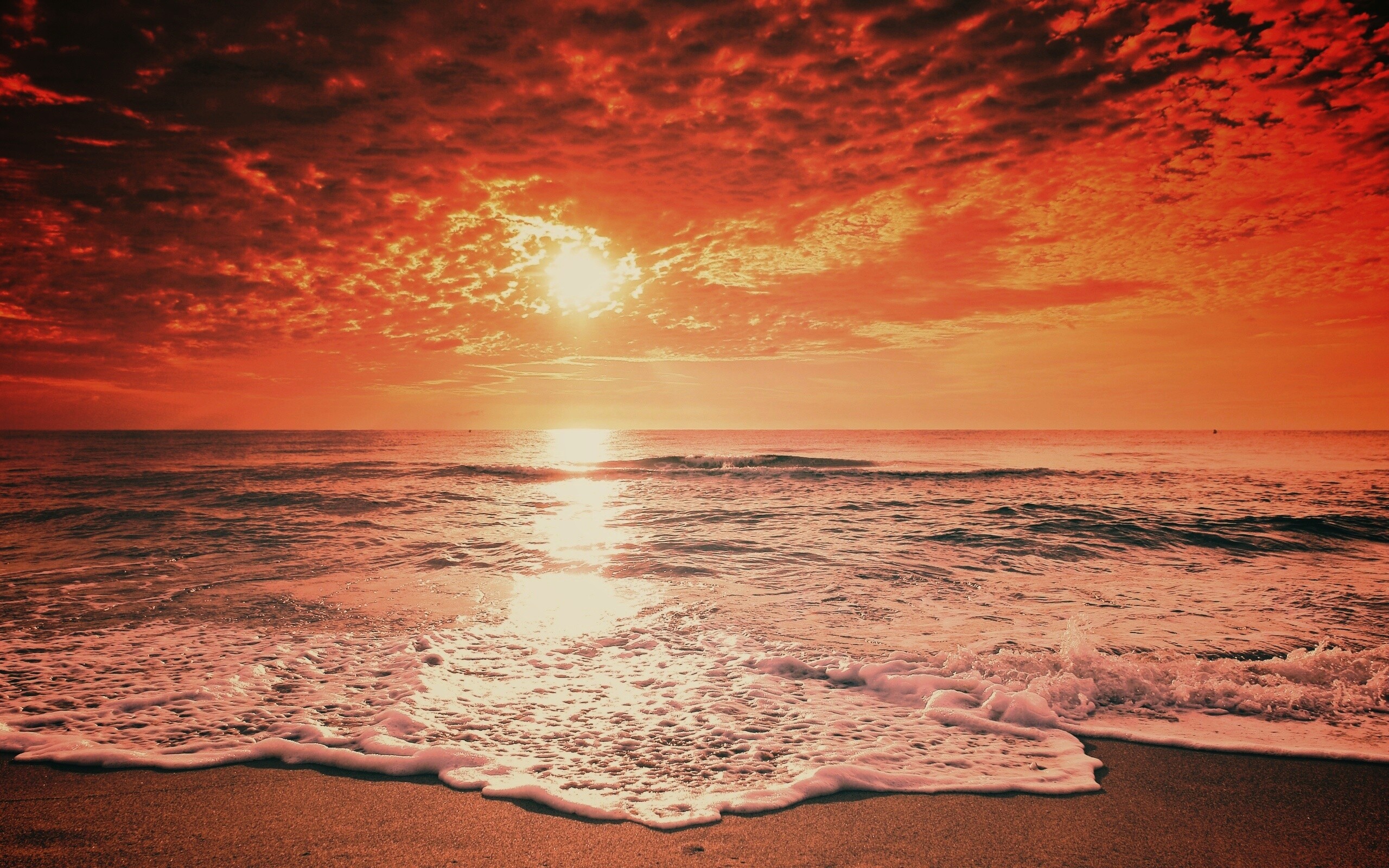 Берег моря в лучах заката обои