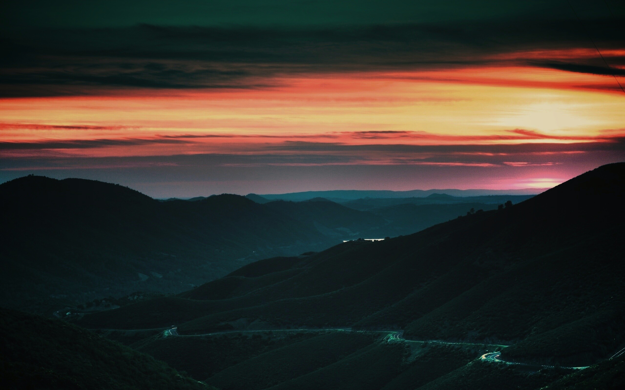 Дорога спускается с гор в долину обои