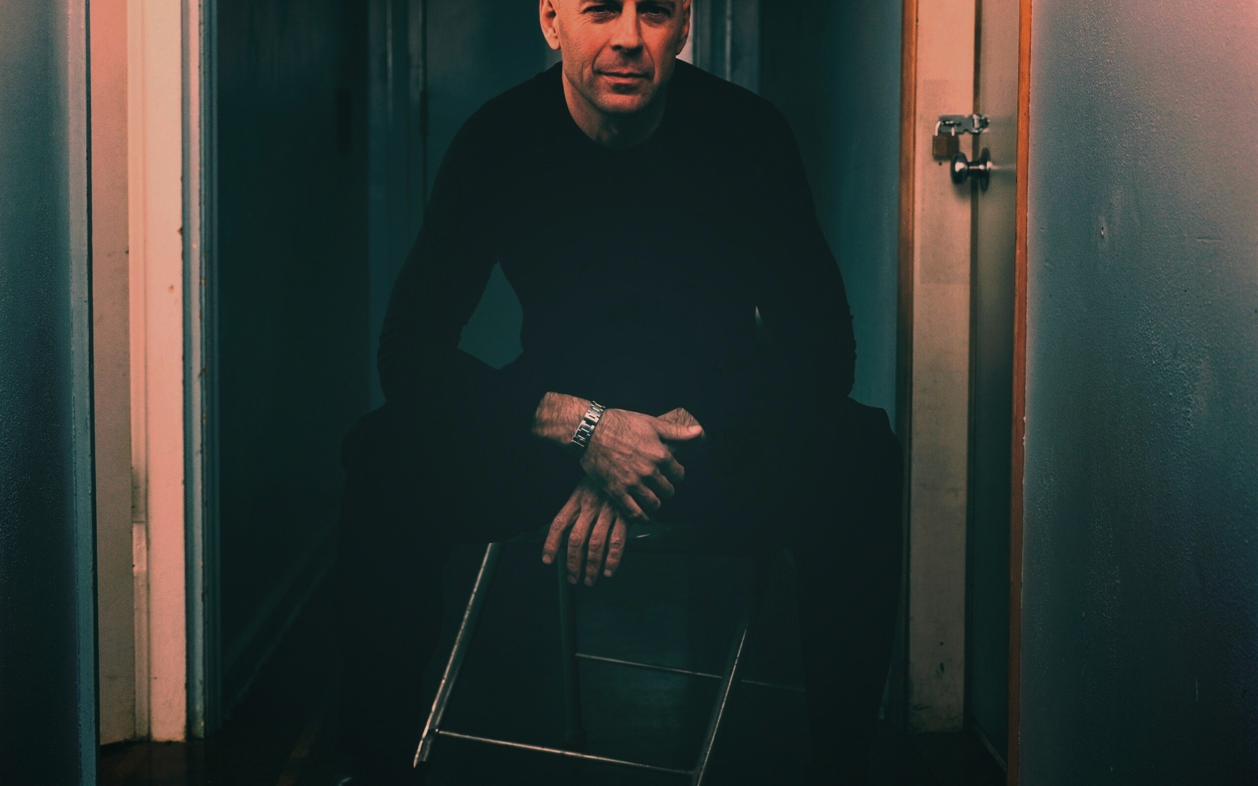 Брюс Уиллис на раскладном стуле обои