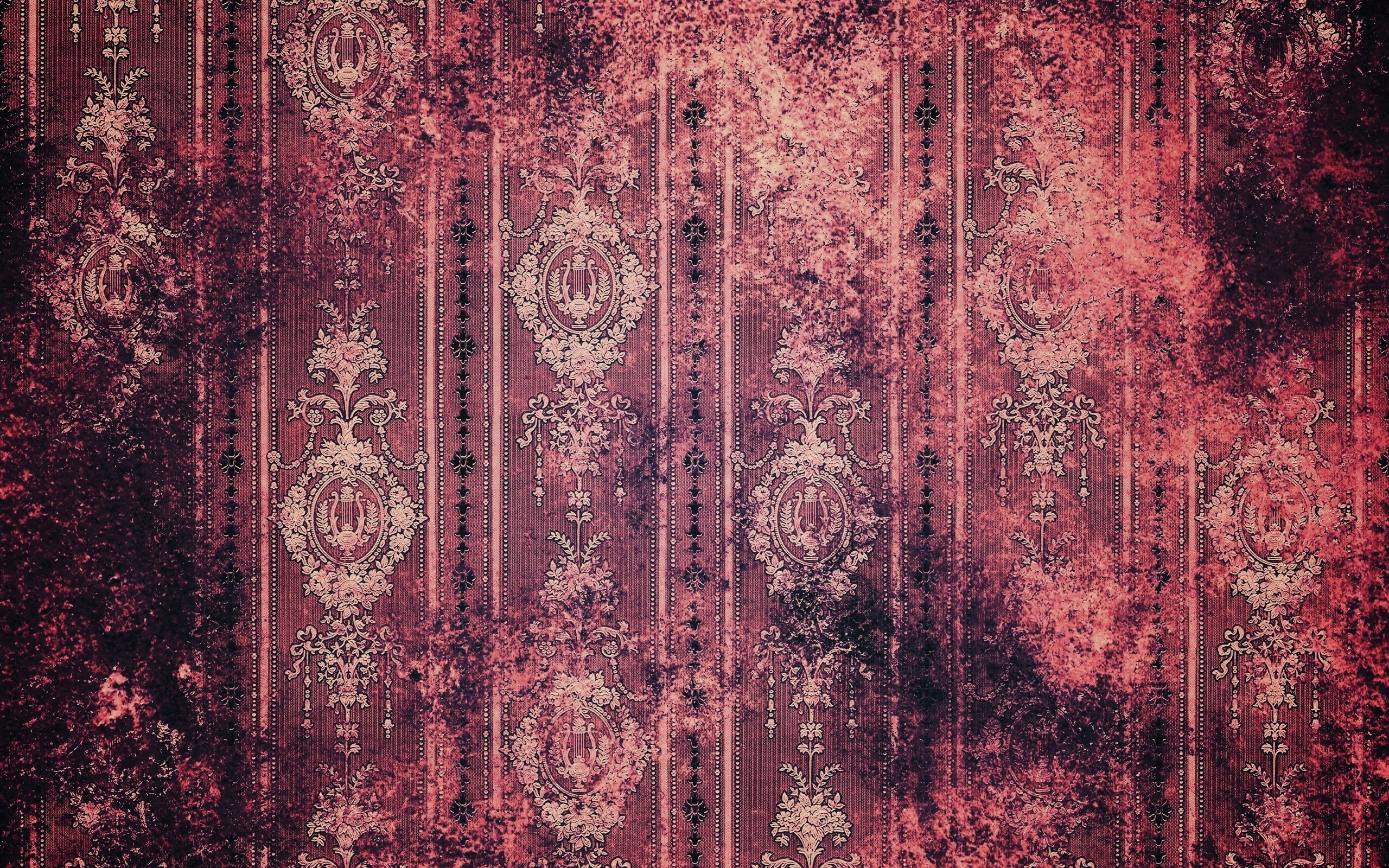 Старинные фиолетовые обои с узорами обои