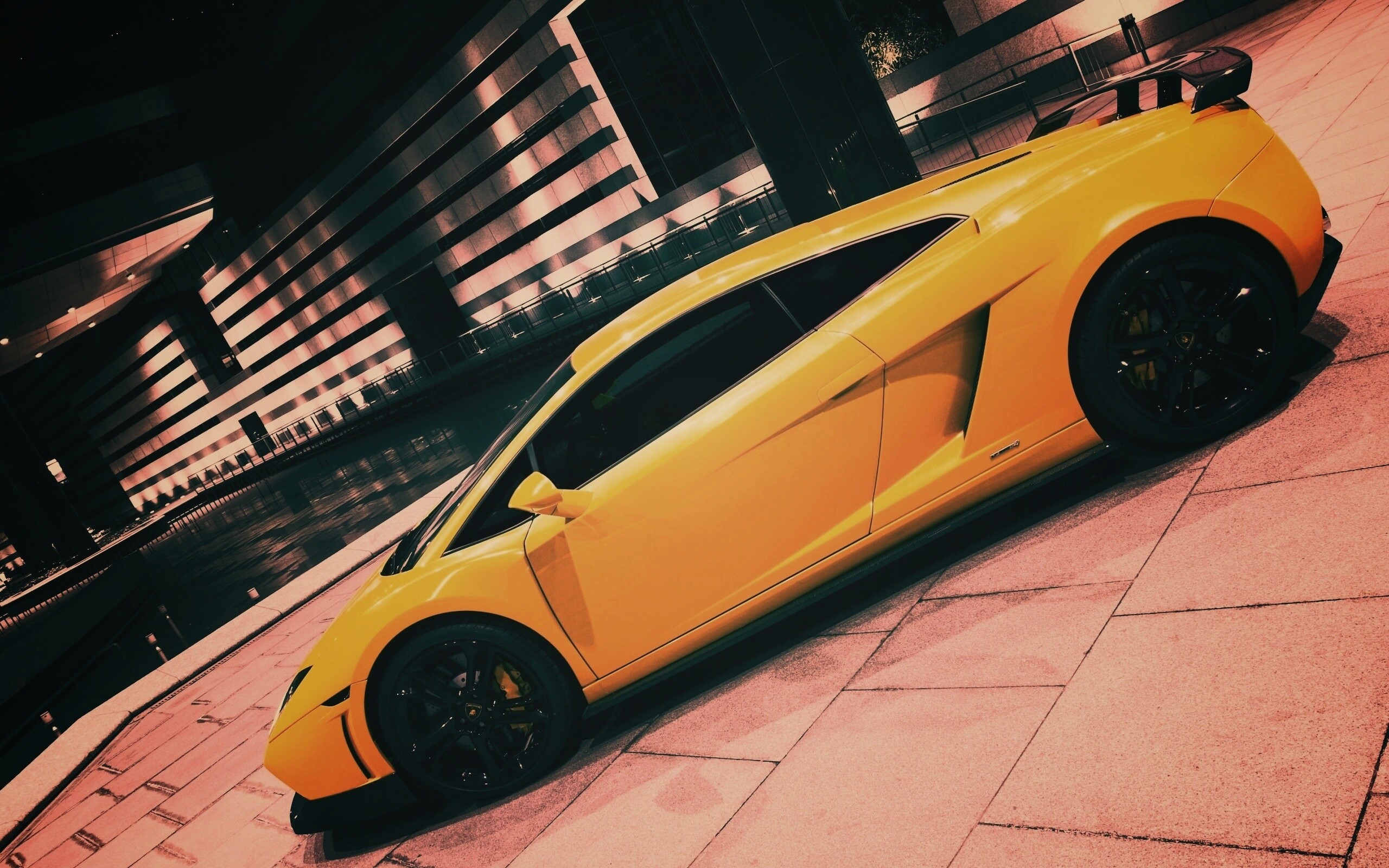 Желтая ламборджини в автосалоне обои