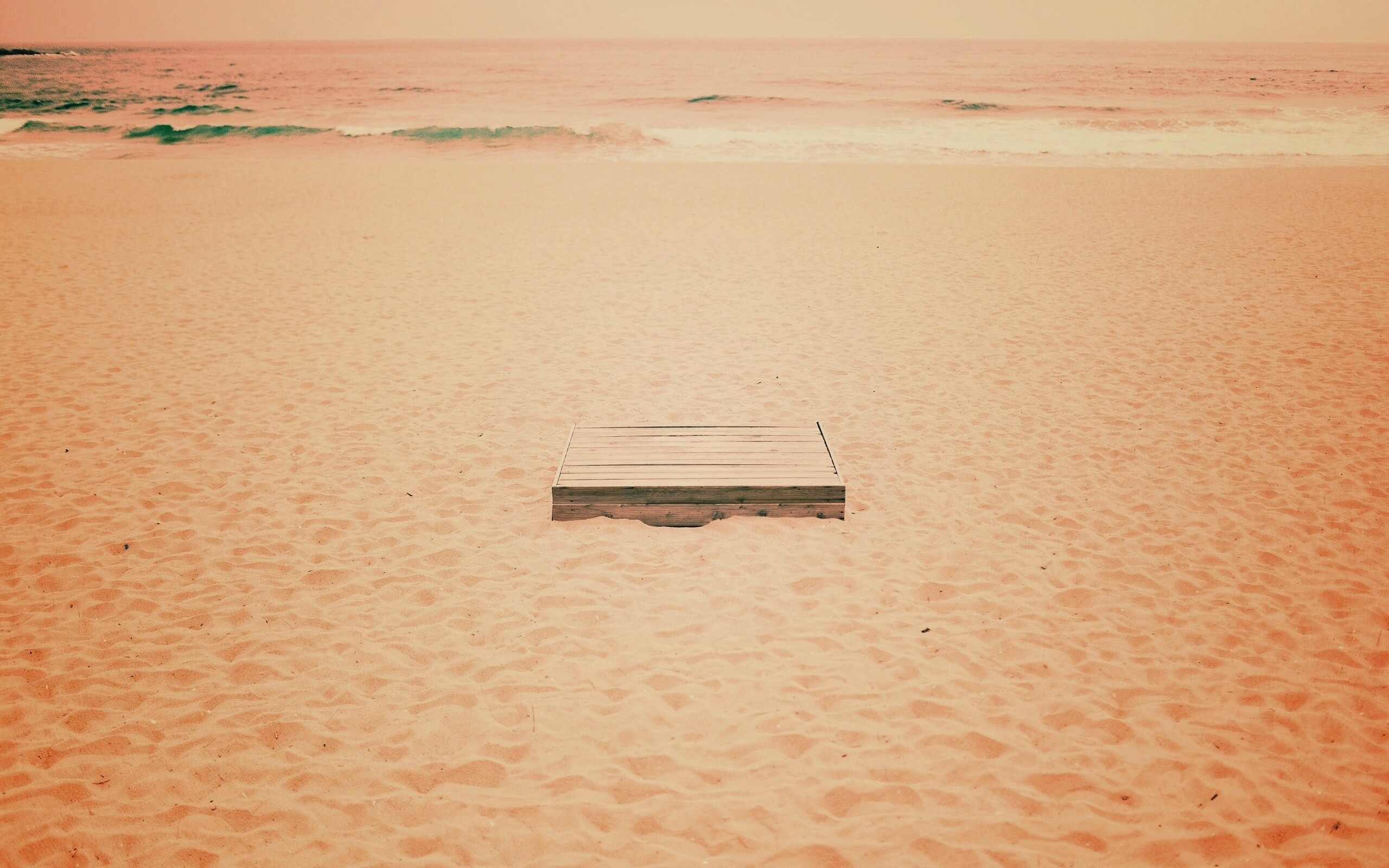 Ящик на пляже обои