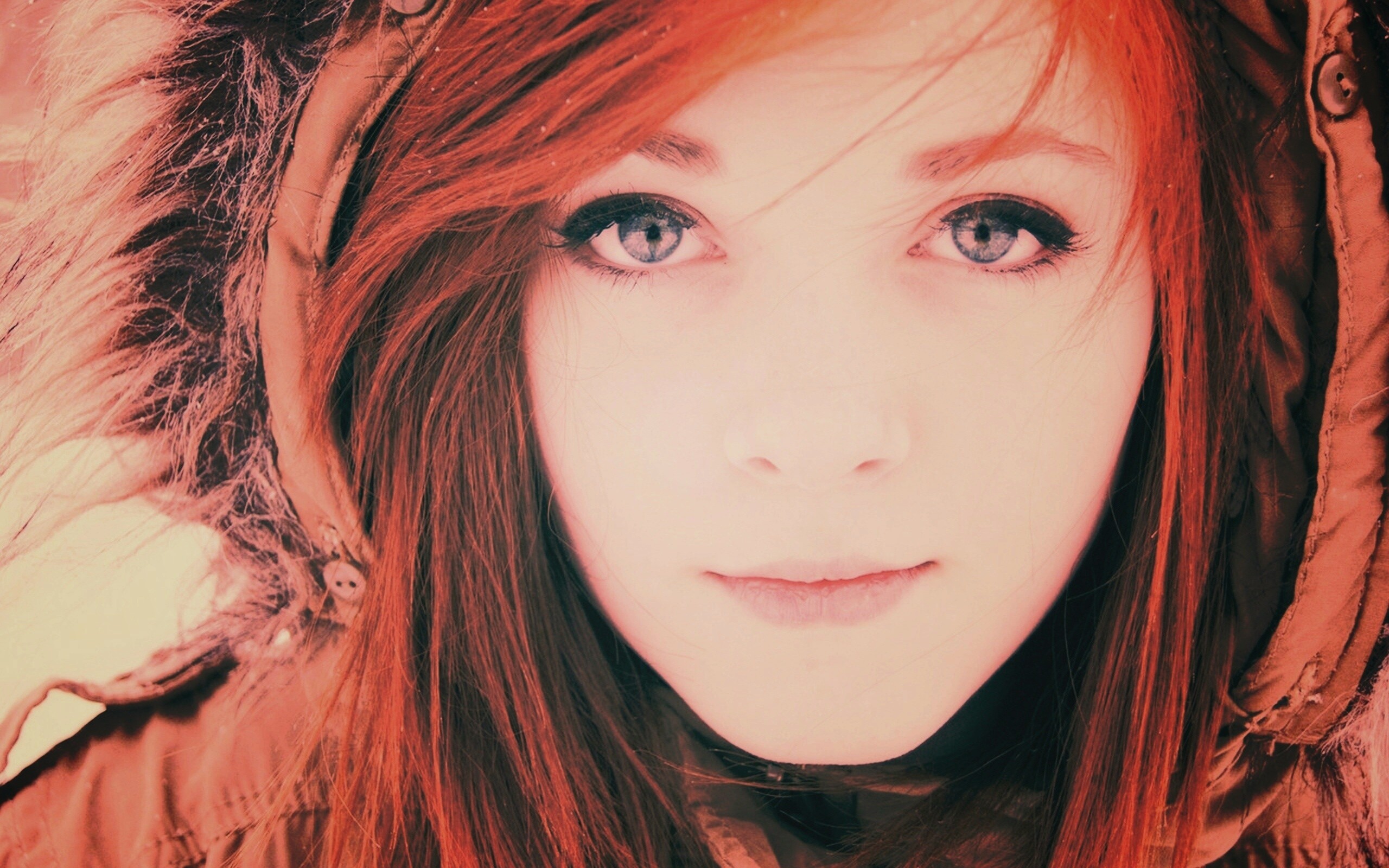 Рыжая в капюшоне обои