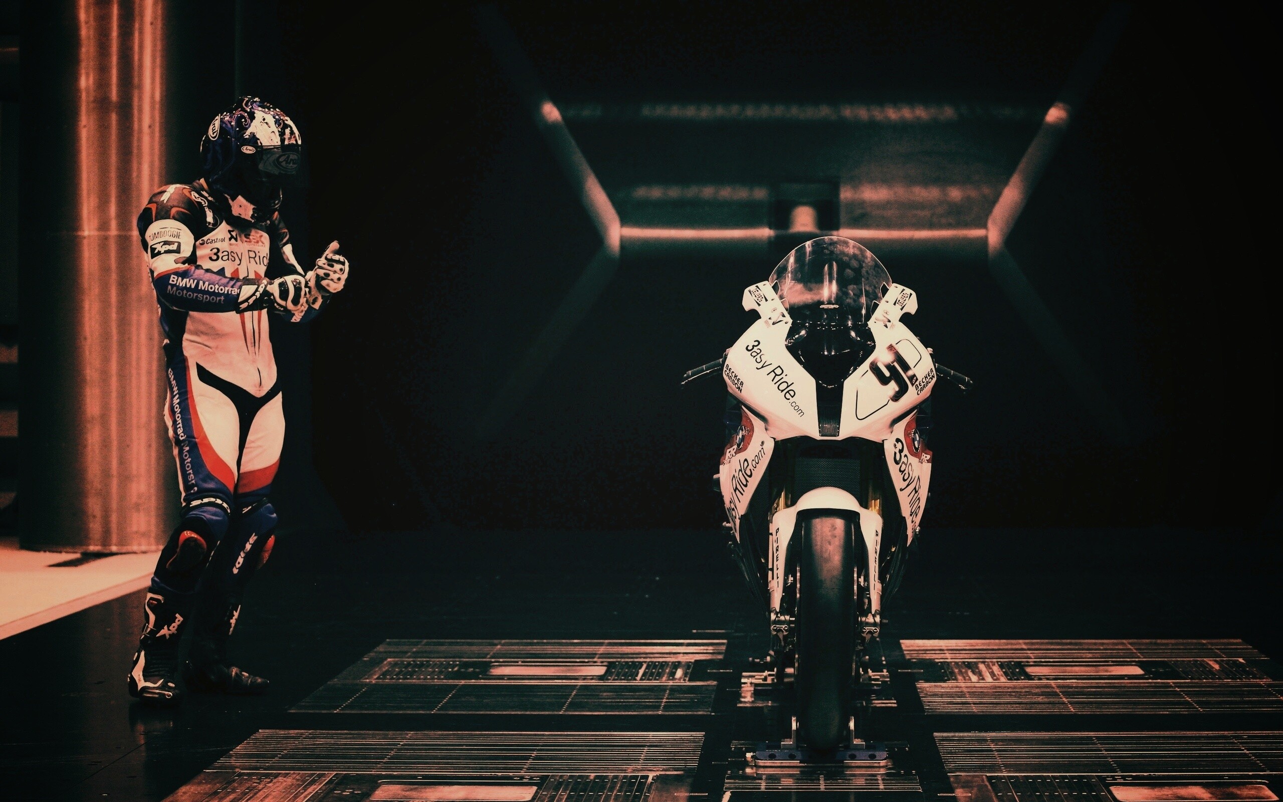 Мотоцикл на тестовом стенде обои