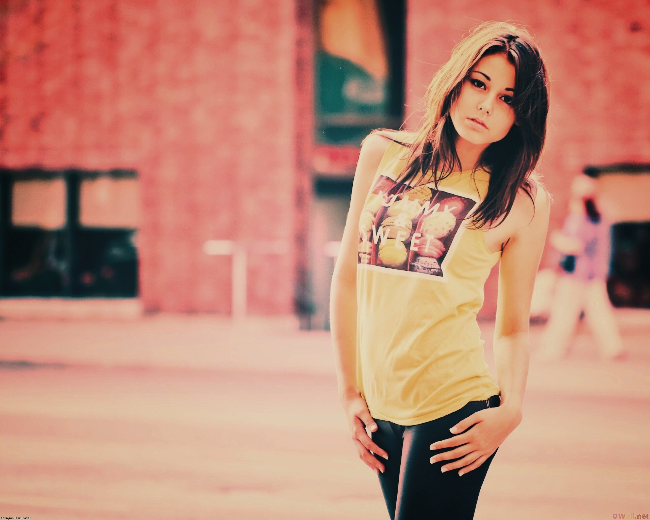 Молодая девушка в городе обои