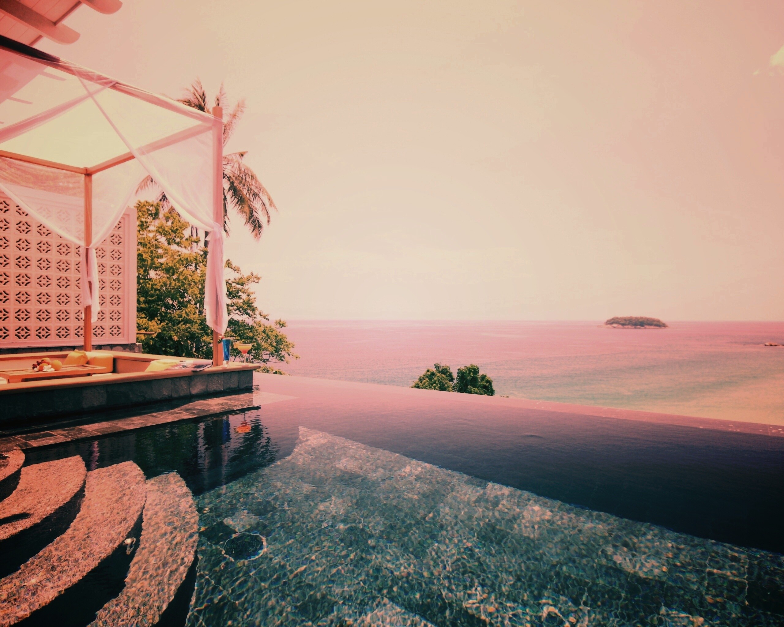 Бассейн на берегу моря обои