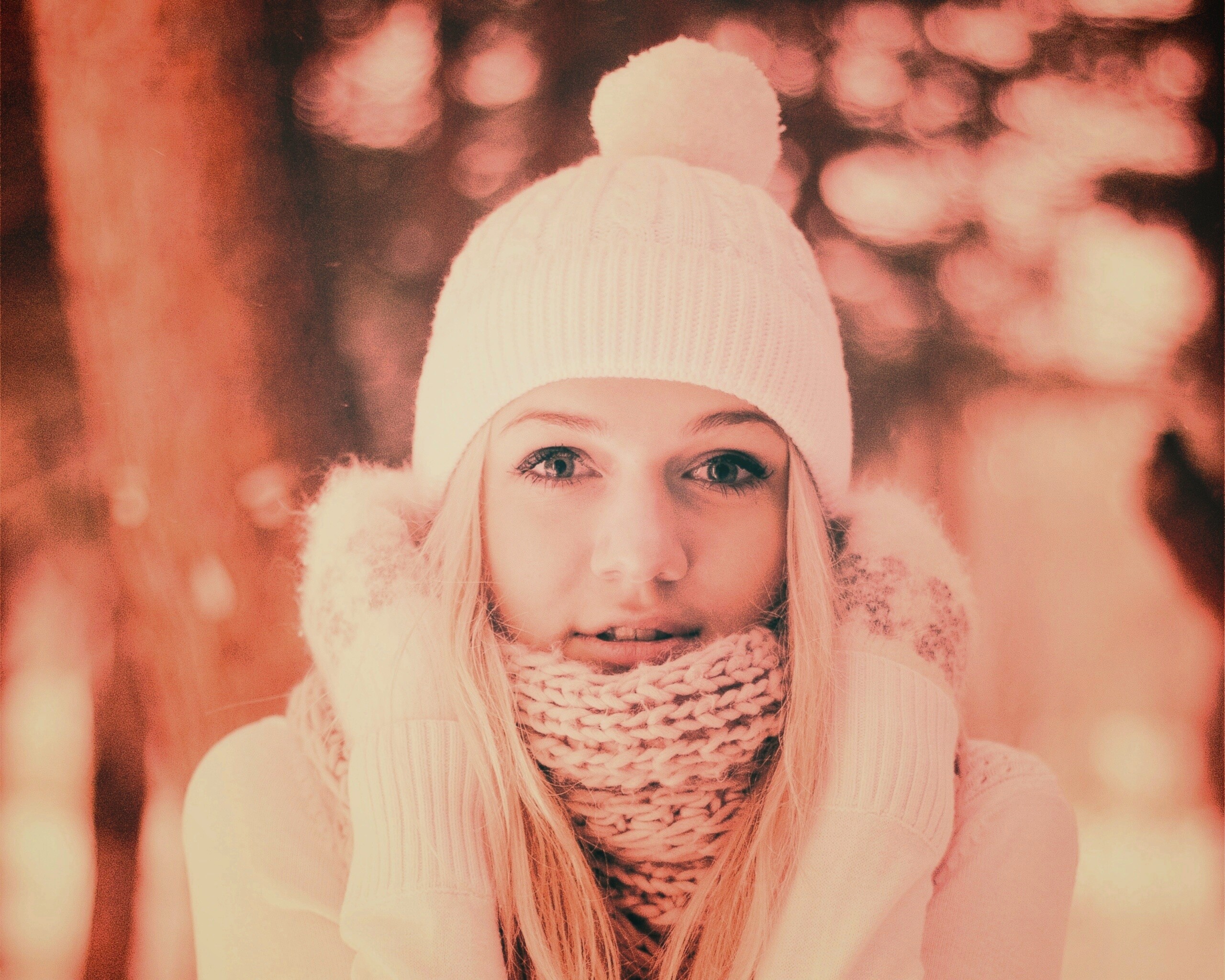 Девушка в белом в снежном лесу обои