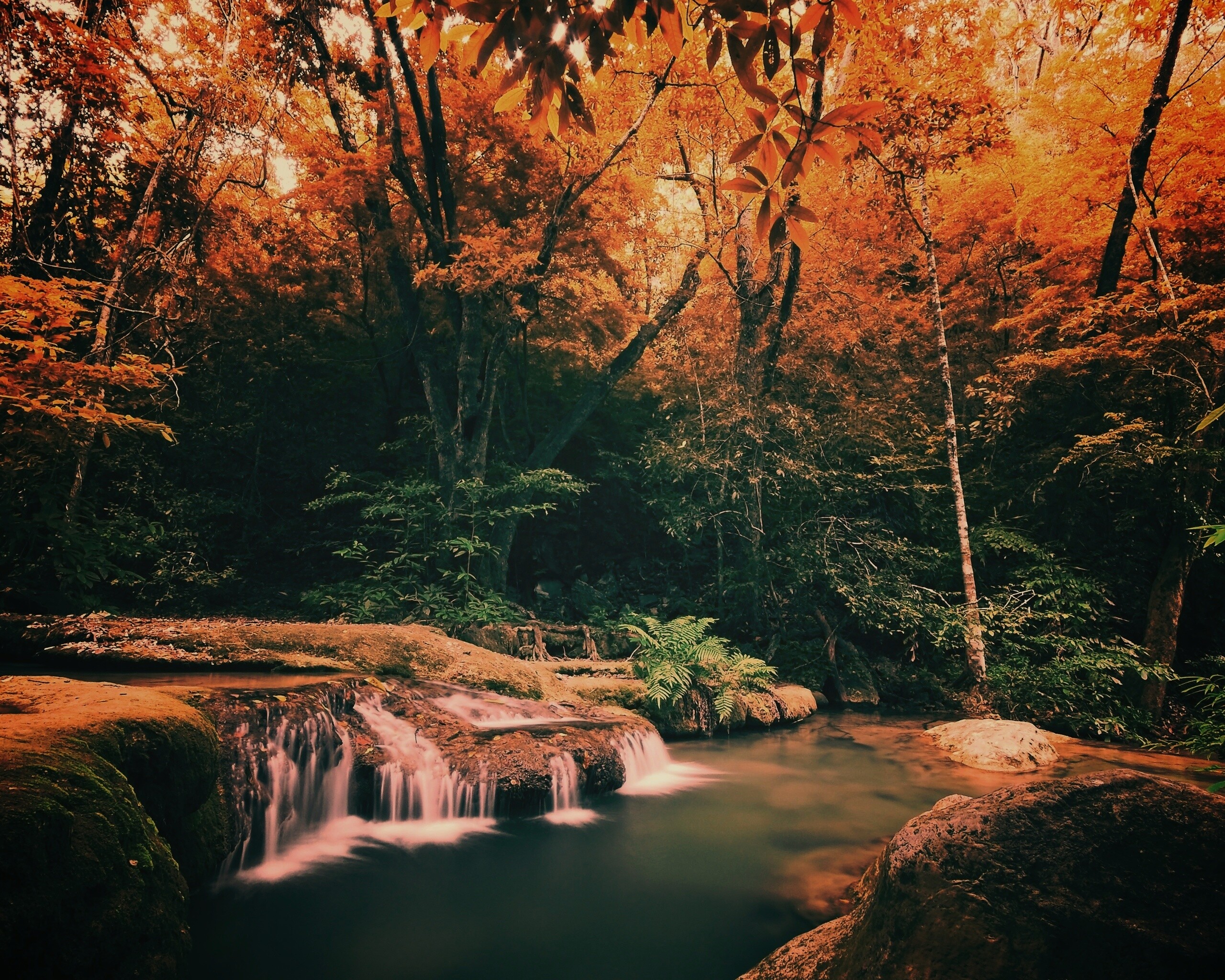 Водопадик в осеннем лесу обои