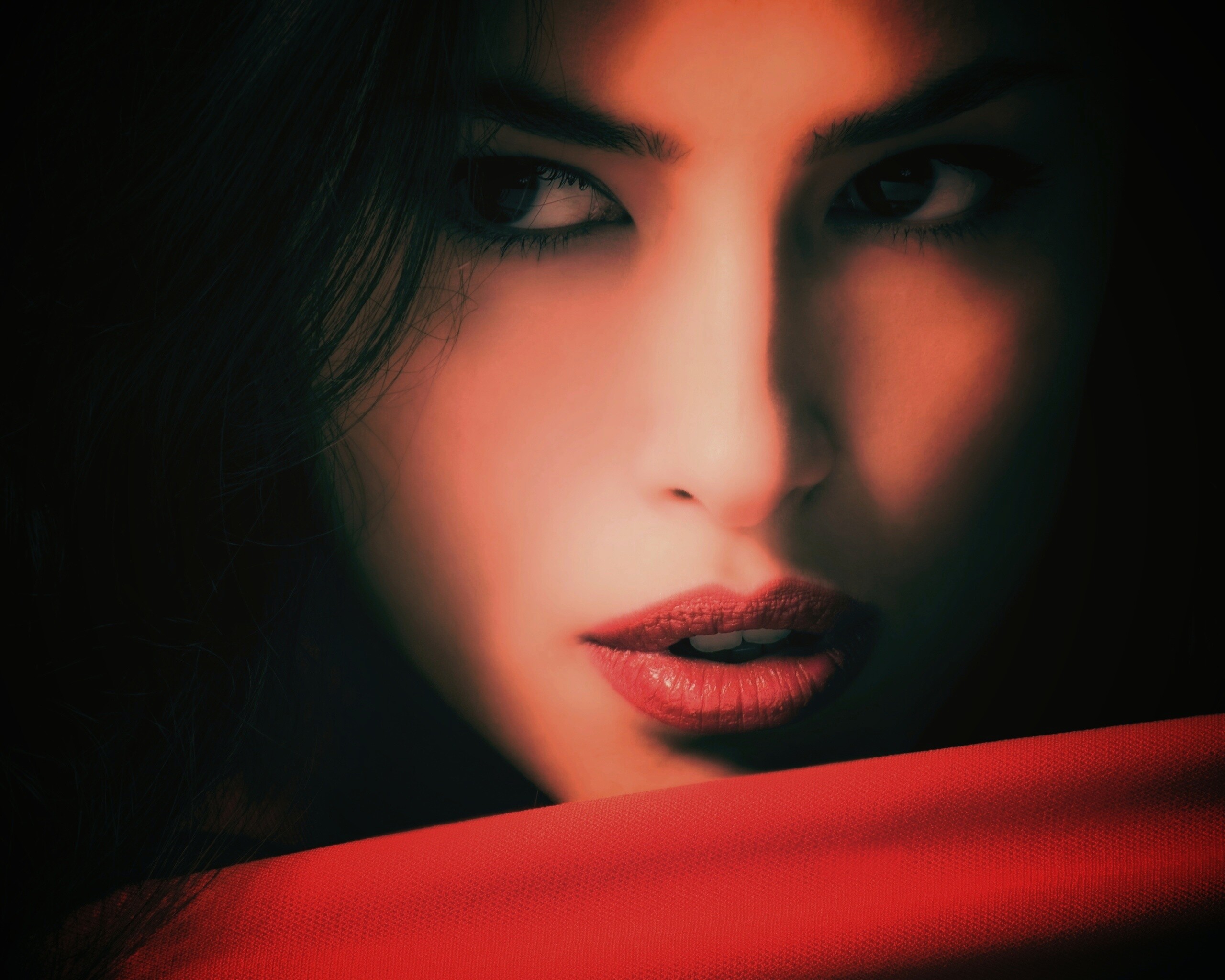 Женский взгляд обои