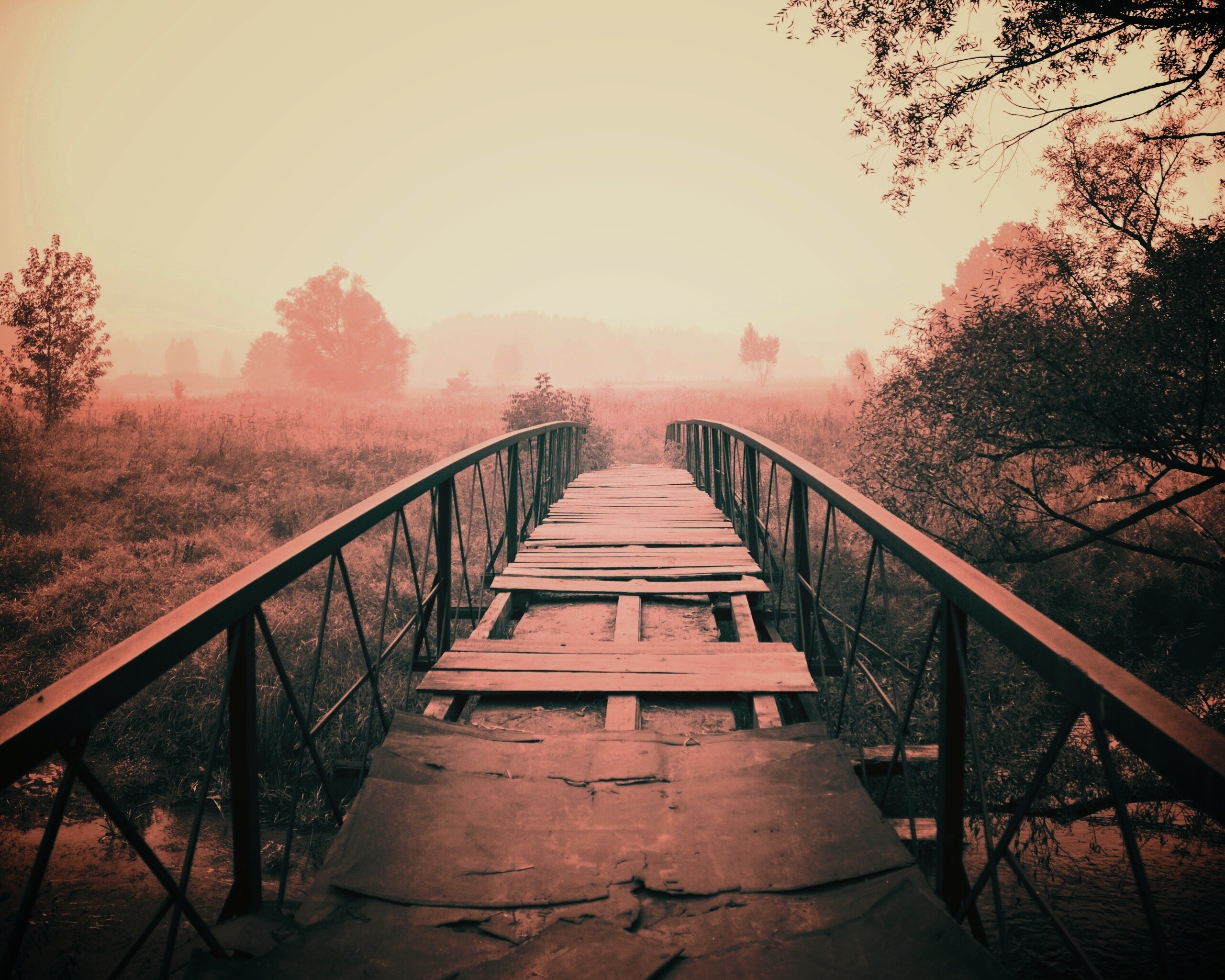 Старый мост на черно-белом фото обои